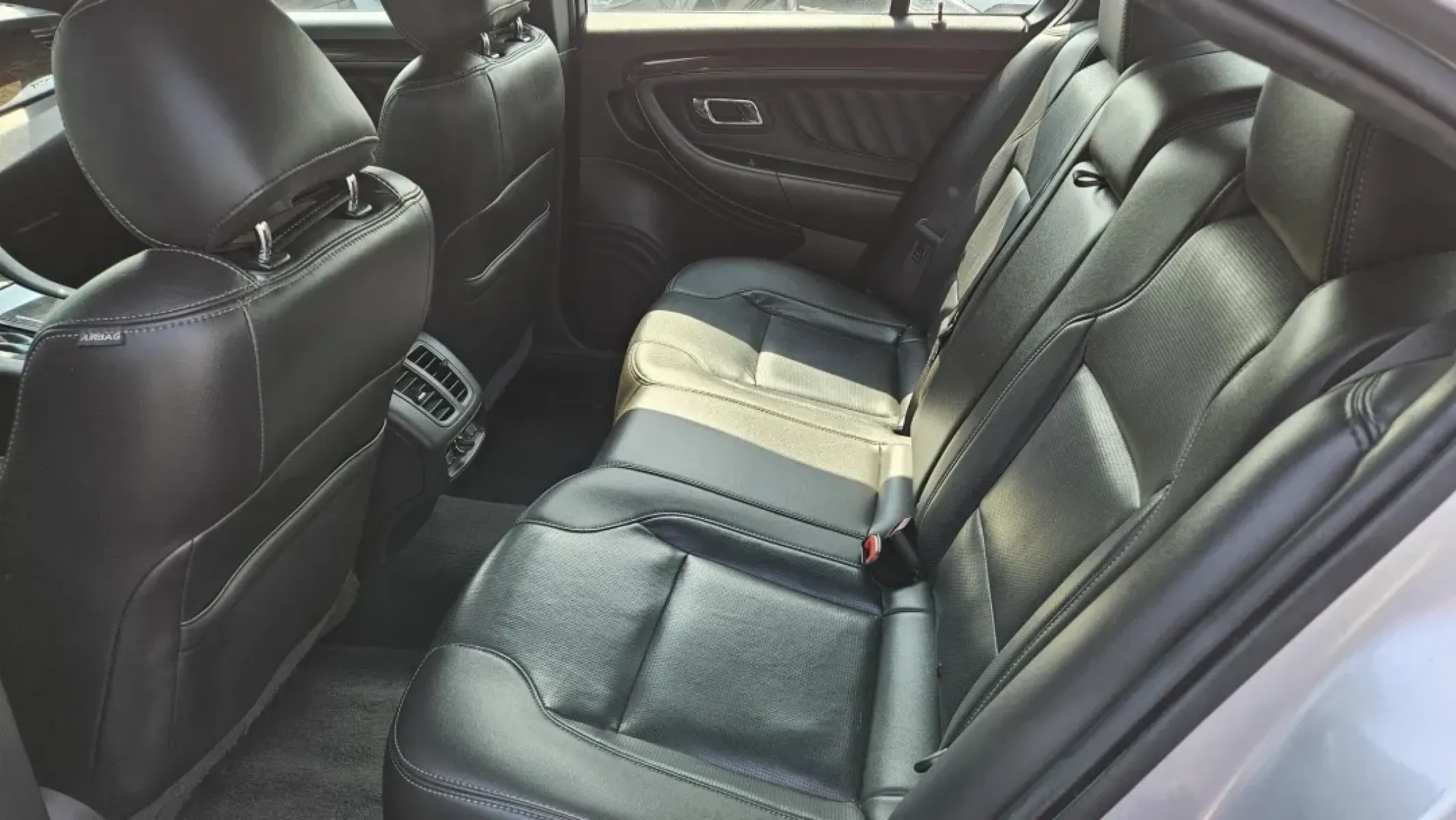 2019 Ford TAURUS LIMITED (1FAHP2F82KG) with an Other engine, located at 5744 Central Avenue, Toledo, OH, 43615, (419) 724-0130, 41.676781, -83.682137 - Discover the perfect blend of style, comfort, and reliability with this stunning 2019 Ford Taurus Limited, available now at Auto Credit in Toledo, Ohio. Whether you're commuting to work, taking the kids to school, or planning a weekend getaway, this sedan is designed to enhance your driving experien - Photo#9