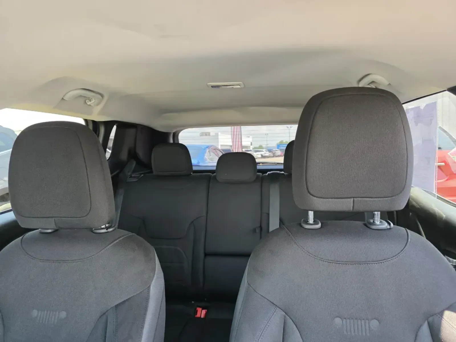 2017 Jeep RENEGADE LATITUDE (ZACCJABB9HP) with an Other engine, located at 15 Petro Dr, Warsaw, IN, 46582, (574) 306-0055, 41.273563, -85.857544 - **Explore New Adventures with the 2017 Jeep Renegade Latitude Perfect for Your Next Journey!**<br /> <br /> Are you ready for adventure? Whether you're hitting the open road for a weekend getaway, navigating the daily commute, or just enjoying the freedom of the great outdoors, the 2017 Jeep Renega - Photo#4