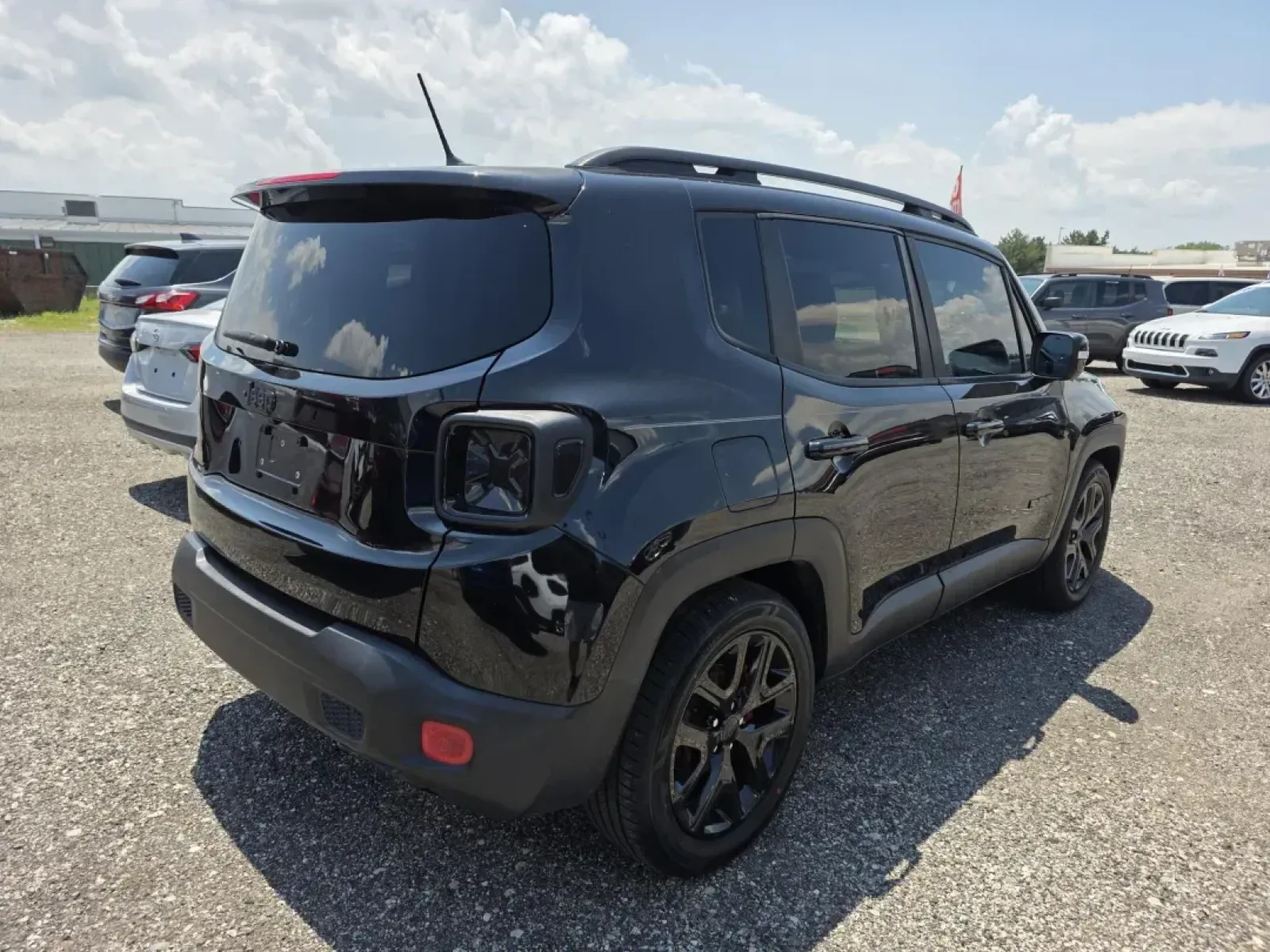 2017 Jeep RENEGADE LATITUDE (ZACCJABB9HP) with an Other engine, located at 15 Petro Dr, Warsaw, IN, 46582, (574) 306-0055, 41.273563, -85.857544 - **Explore New Adventures with the 2017 Jeep Renegade Latitude Perfect for Your Next Journey!**<br /> <br /> Are you ready for adventure? Whether you're hitting the open road for a weekend getaway, navigating the daily commute, or just enjoying the freedom of the great outdoors, the 2017 Jeep Renega - Photo#7
