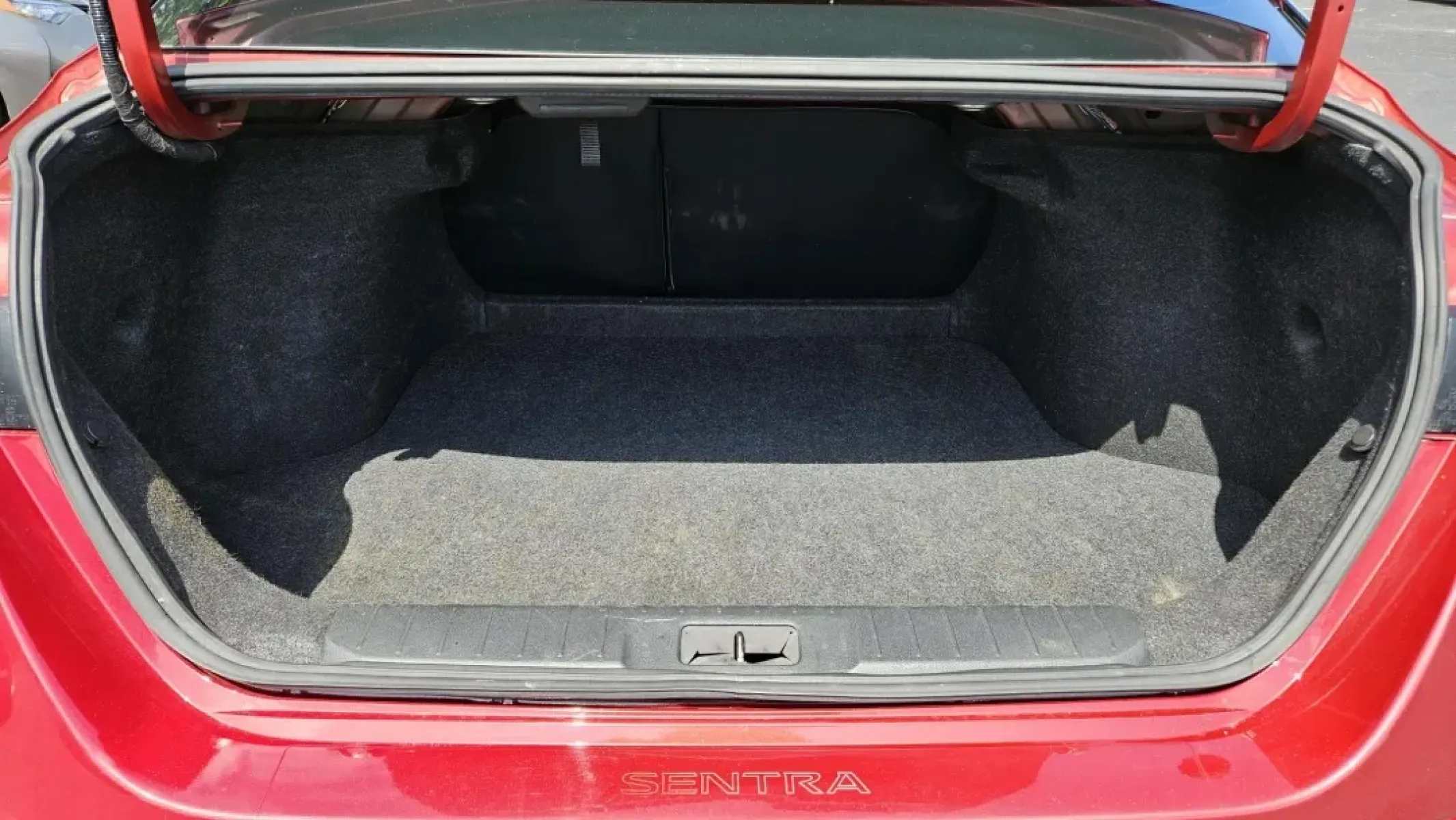2020 Nissan SENTRA SV (3N1AB8CV6LY) with an Other engine, located at 5744 Central Avenue, Toledo, OH, 43615, (419) 724-0130, 41.676781, -83.682137 - **Drive Into Your Next Adventure with the 2020 Nissan Sentra SV! Perfect for Everyday Comfort and Style!**<br /> <br /> Are you on the lookout for a stylish, reliable sedan that fits your busy lifestyle? Look no further than this stunning 2020 Nissan Sentra SV, located right here at Auto Credit in T - Photo#4