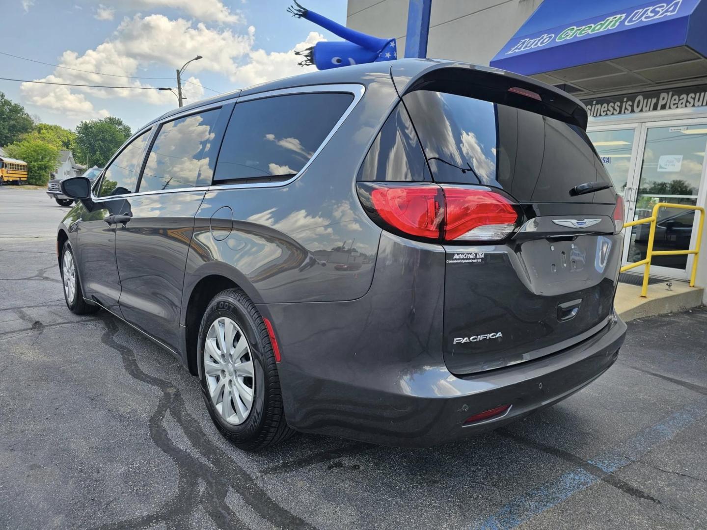 2018 GRAY Chrysler PACIFICA L (2C4RC1AG2JR) with an Other engine, located at 502 South Main Street, Columbia City, IN, 46725, (260) 244-4645, 41.151382, -85.490578 - Rev up your family adventures with this stunning 2018 Chrysler Pacifica L, now available at Auto Credit in Columbia City, Indiana! If you're looking for a spacious, stylish, and reliable van, this Pacifica is your gateway to unforgettable road trips and comfortable daily commutes. With ample space f - Photo#3