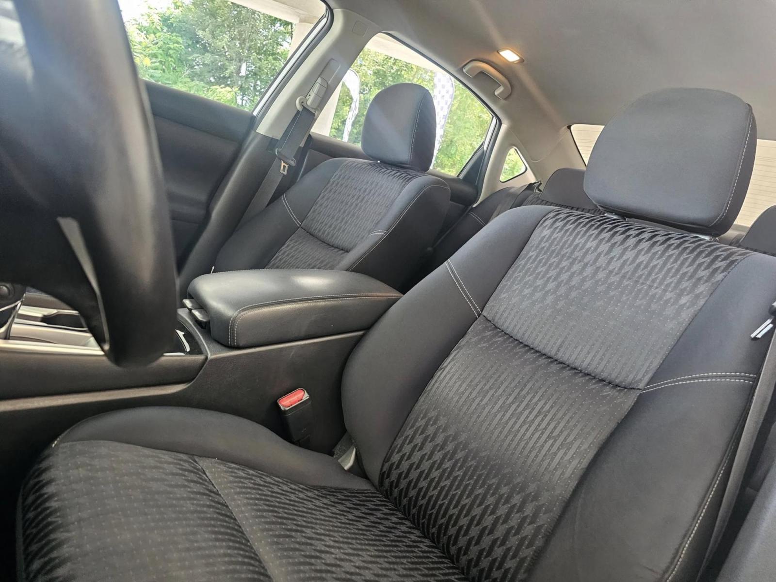 2018 SILVER /BLACK Nissan Altima 2.5 (1N4AL3AP9JC) with an 2.5L L4 DOHC 16V engine, CVT transmission, located at 502 South Main Street, Columbia City, IN, 46725, (260) 244-4645, 41.151382, -85.490578 - Photo#5