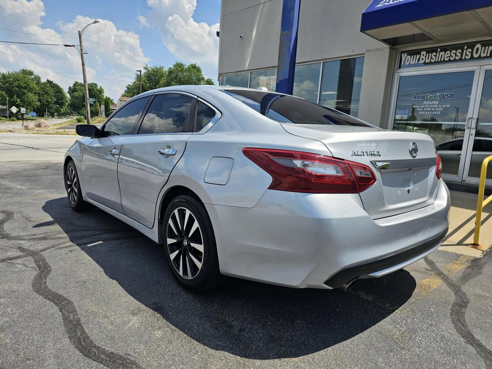 2018 SILVER /BLACK Nissan Altima 2.5 (1N4AL3AP9JC) with an 2.5L L4 DOHC 16V engine, CVT transmission, located at 502 South Main Street, Columbia City, IN, 46725, (260) 244-4645, 41.151382, -85.490578 - Photo#3