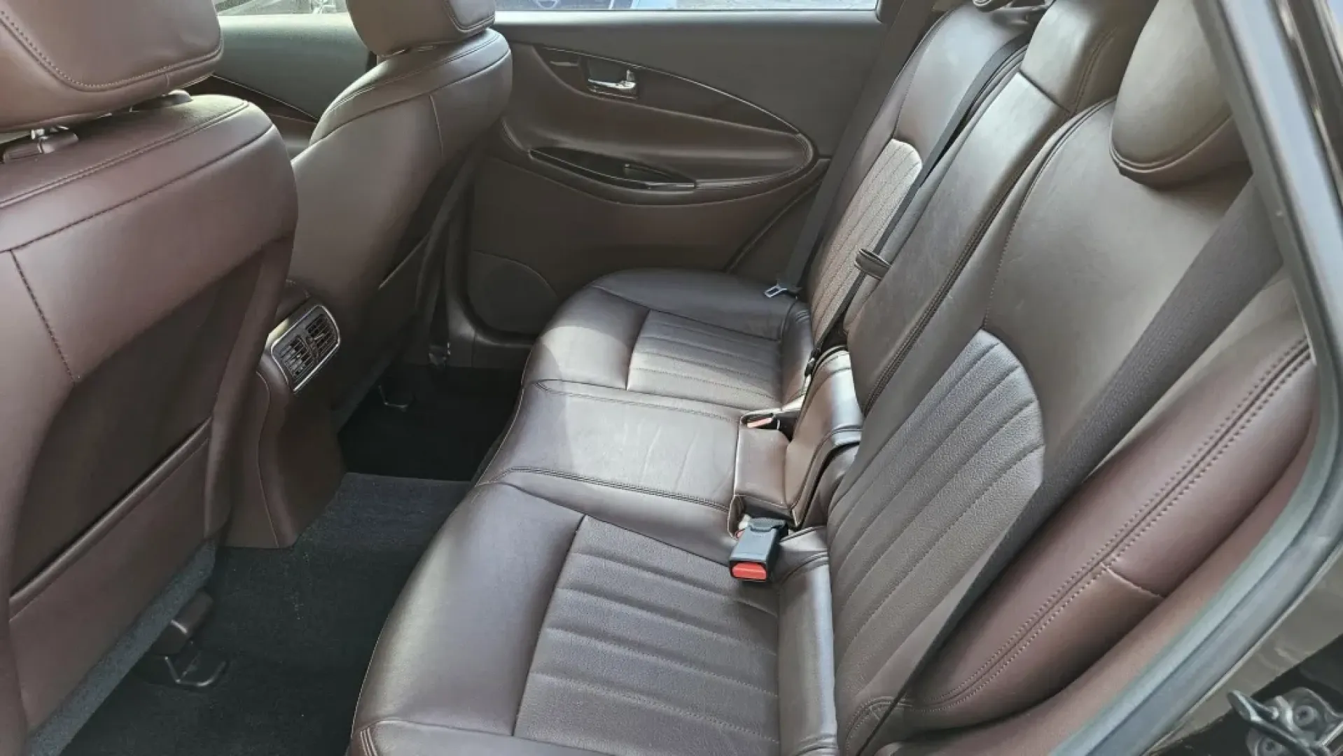 2016 Infiniti QX50 BASE; JOURNEY (JN1BJ0RP5GM) with an Other engine, located at 5744 Central Avenue, Toledo, OH, 43615, (419) 724-0130, 41.676781, -83.682137 - ### Discover Your Next Adventure with the 2016 Infiniti QX50 Perfect for Growing Families!<br /> <br /> Are you looking for an SUV that combines style, comfort, and practicality? The 2016 Infiniti QX50 is the ideal vehicle for those who crave a blend of luxury and functionality, making it perfect f - Photo#6