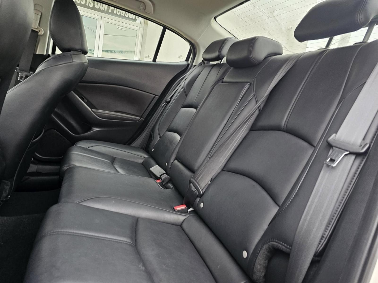 2018 WHITE /BLACK Mazda MAZDA3 Touring (3MZBN1V34JM) with an 2.5L L4 DOHC 16V engine, 6A transmission, located at 502 South Main Street, Columbia City, IN, 46725, (260) 244-4645, 41.151382, -85.490578 - Photo#4