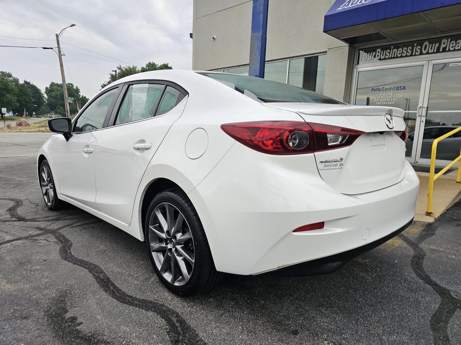 2018 WHITE /BLACK Mazda MAZDA3 Touring (3MZBN1V34JM) with an 2.5L L4 DOHC 16V engine, 6A transmission, located at 502 South Main Street, Columbia City, IN, 46725, (260) 244-4645, 41.151382, -85.490578 - Photo#3