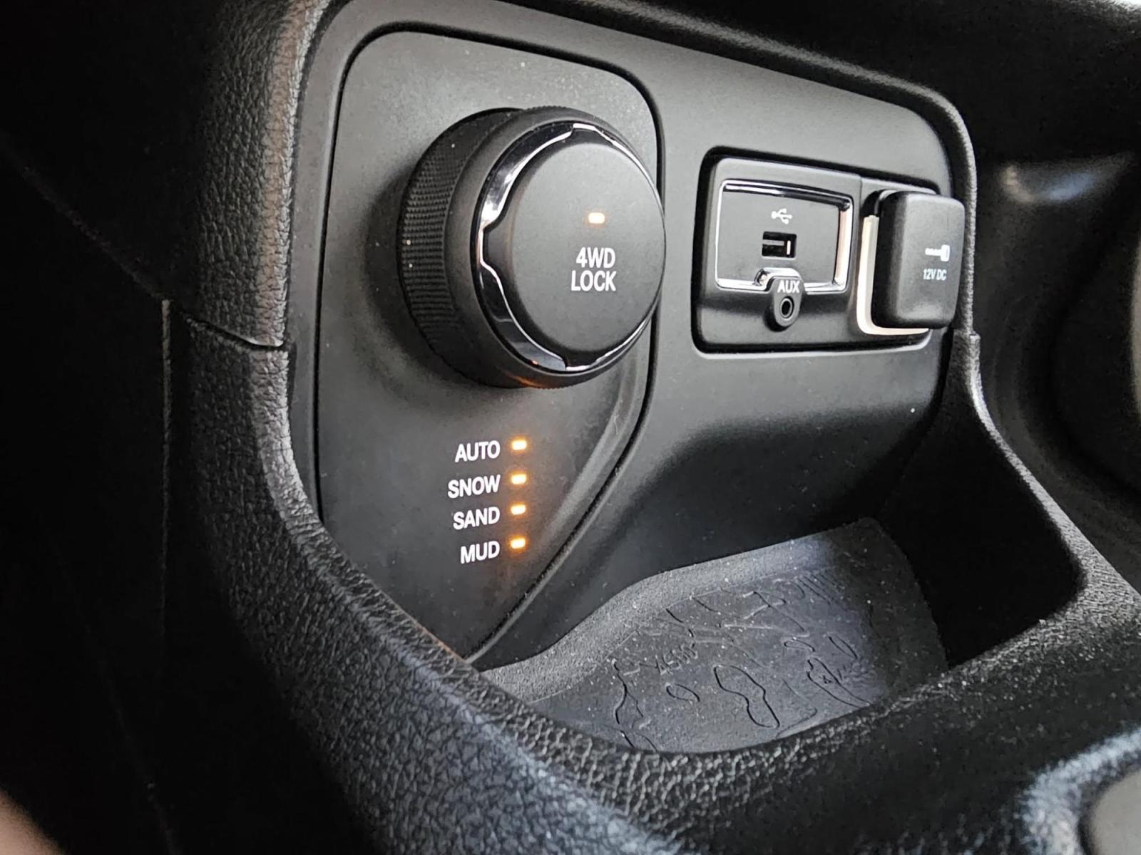 2017 RED /BLACK Jeep Renegade Latitude 4WD (ZACCJBBBXHP) with an 2.4L L4 DOHC 16V engine, 6M transmission, located at 502 South Main Street, Columbia City, IN, 46725, (260) 244-4645, 41.151382, -85.490578 - Photo#8