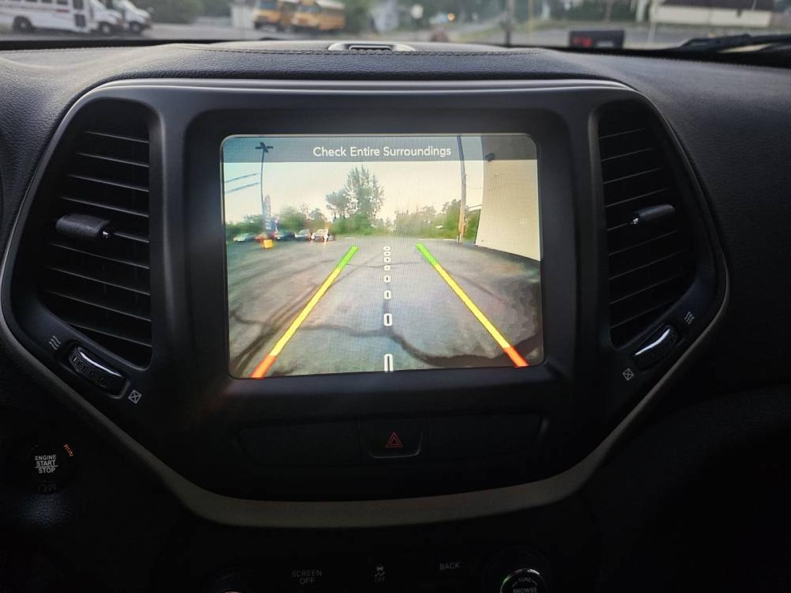 2017 SILVER /BLACK Jeep Cherokee Limited FWD (1C4PJLDB5HW) with an 2.4L L4 DOHC 16V engine, 9A transmission, located at 502 South Main Street, Columbia City, IN, 46725, (260) 244-4645, 41.151382, -85.490578 - Photo#9