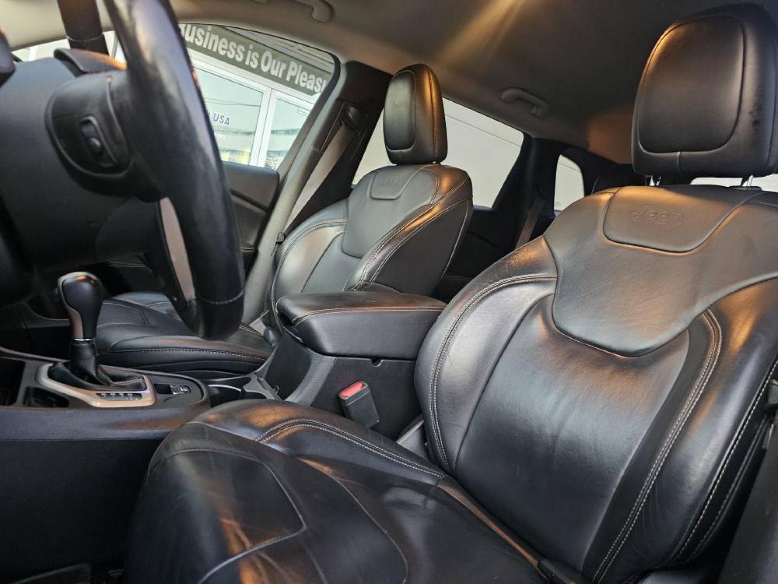 2017 SILVER /BLACK Jeep Cherokee Limited FWD (1C4PJLDB5HW) with an 2.4L L4 DOHC 16V engine, 9A transmission, located at 502 South Main Street, Columbia City, IN, 46725, (260) 244-4645, 41.151382, -85.490578 - Photo#5