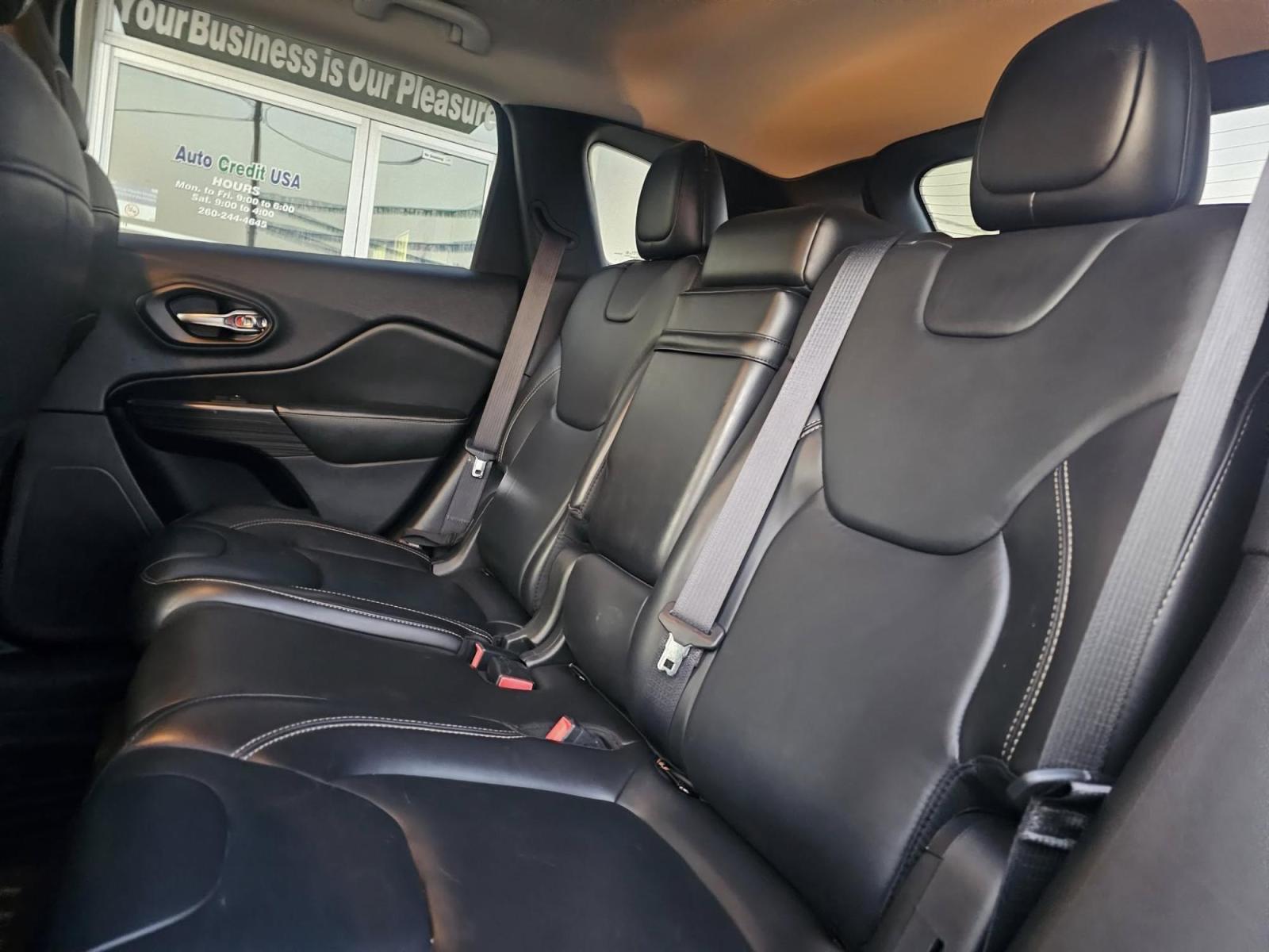 2017 SILVER /BLACK Jeep Cherokee Limited FWD (1C4PJLDB5HW) with an 2.4L L4 DOHC 16V engine, 9A transmission, located at 502 South Main Street, Columbia City, IN, 46725, (260) 244-4645, 41.151382, -85.490578 - Photo#4