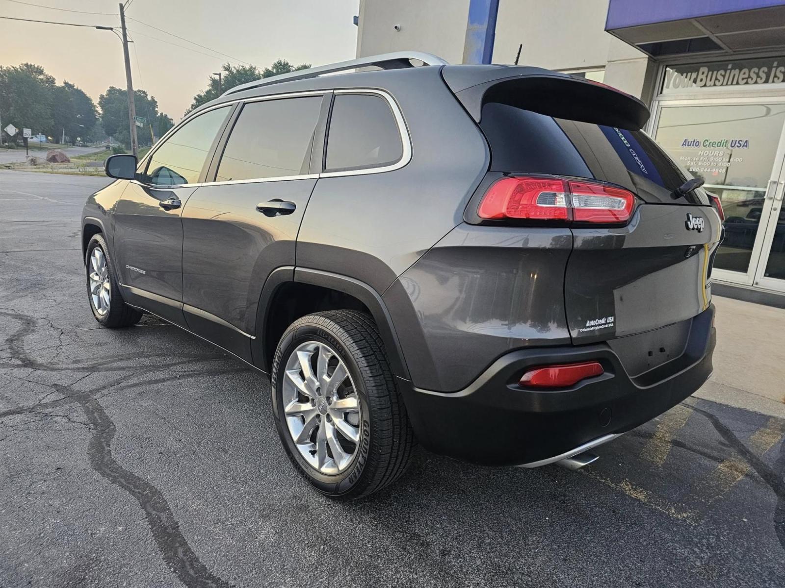 2017 SILVER /BLACK Jeep Cherokee Limited FWD (1C4PJLDB5HW) with an 2.4L L4 DOHC 16V engine, 9A transmission, located at 502 South Main Street, Columbia City, IN, 46725, (260) 244-4645, 41.151382, -85.490578 - Photo#3