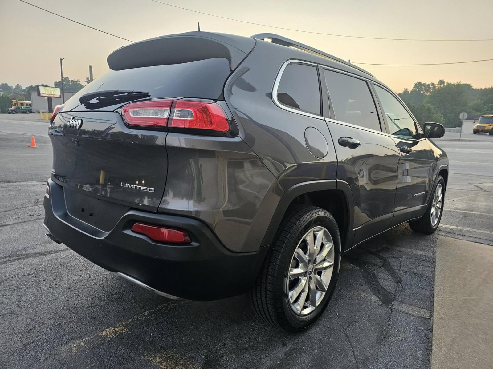 2017 SILVER /BLACK Jeep Cherokee Limited FWD (1C4PJLDB5HW) with an 2.4L L4 DOHC 16V engine, 9A transmission, located at 502 South Main Street, Columbia City, IN, 46725, (260) 244-4645, 41.151382, -85.490578 - Photo#2