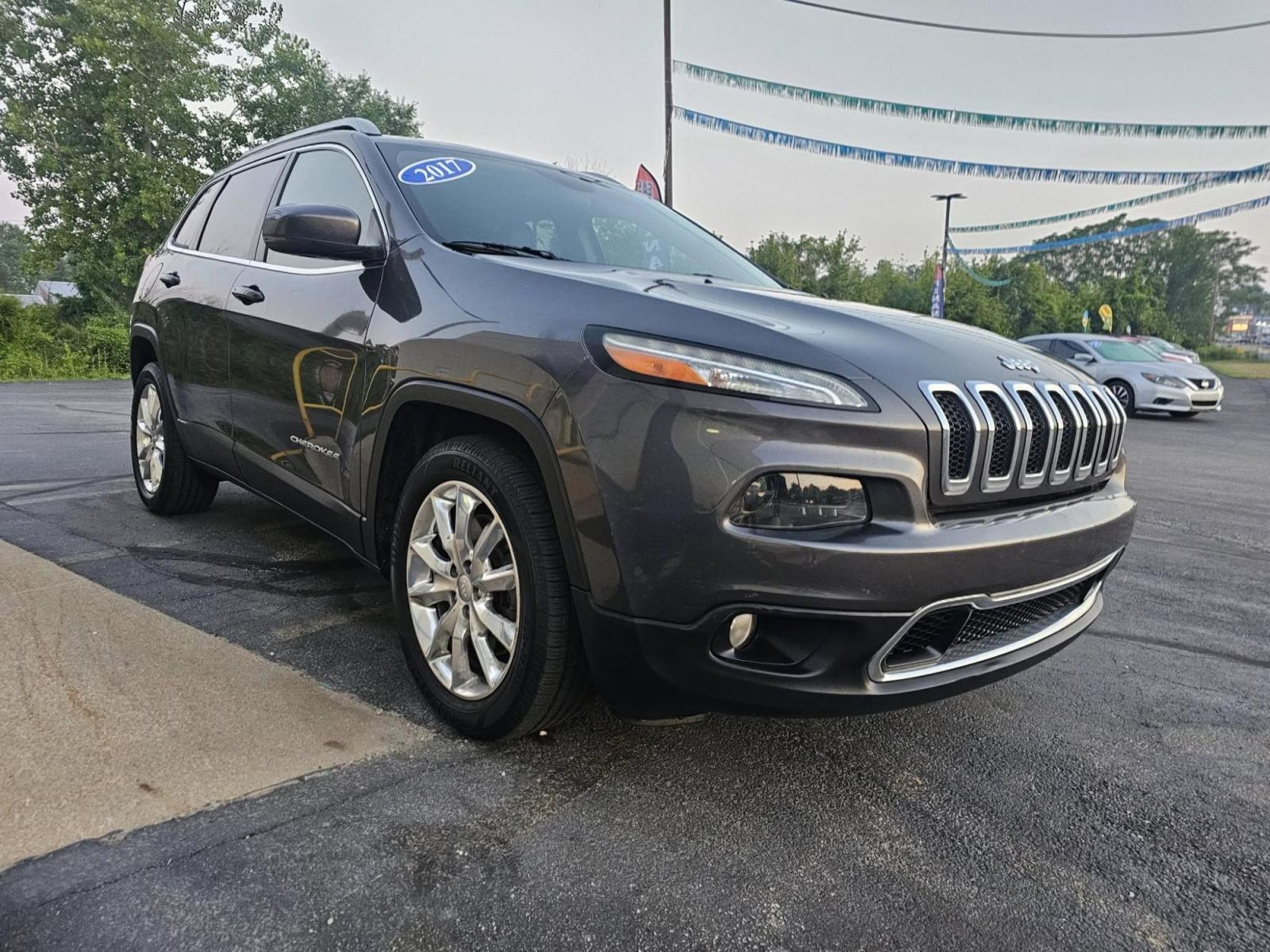 2017 SILVER /BLACK Jeep Cherokee Limited FWD (1C4PJLDB5HW) with an 2.4L L4 DOHC 16V engine, 9A transmission, located at 502 South Main Street, Columbia City, IN, 46725, (260) 244-4645, 41.151382, -85.490578 - Photo#1