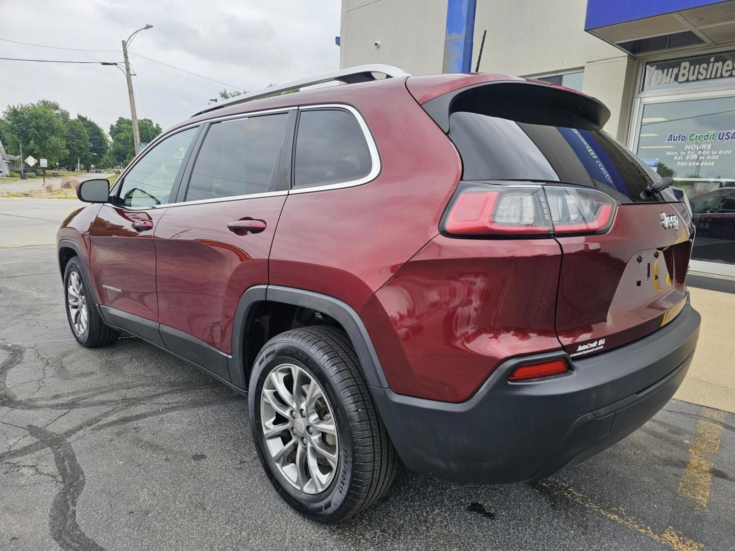 2019 RED Jeep Cherokee (1C4PJLLB5KD) with an Other engine, located at 502 South Main Street, Columbia City, IN, 46725, (260) 244-4645, 41.151382, -85.490578 - Elevate your adventures and embrace the great outdoors with the versatile 2019 Jeep Cherokee Latitude, available now at Auto Credit in Columbia City, Indiana. This SUV isn't just a mode of transportation; it's a lifestyle upgrade for families, outdoor enthusiasts, and anyone seeking reliable perform - Photo#3