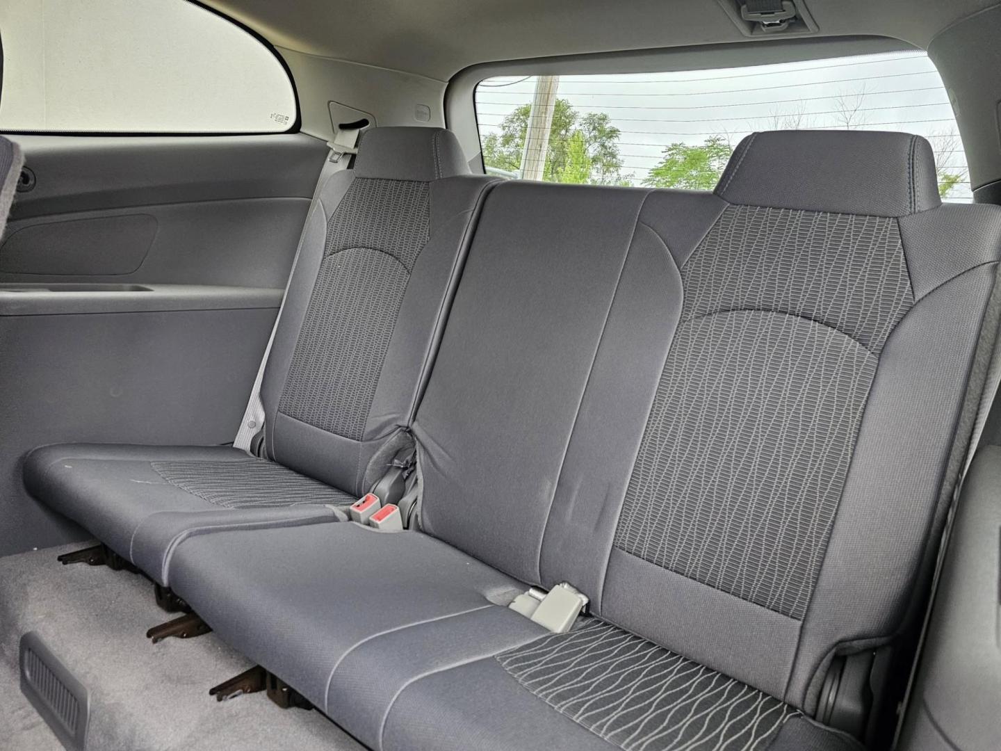 2015 SILVER /GREY Chevrolet Traverse LS AWD w/PDC (1GNKVFED4FJ) with an 3.6L V6 DOHC 24V engine, 6-Speed Automatic transmission, located at 502 South Main Street, Columbia City, IN, 46725, (260) 244-4645, 41.151382, -85.490578 - Photo#4