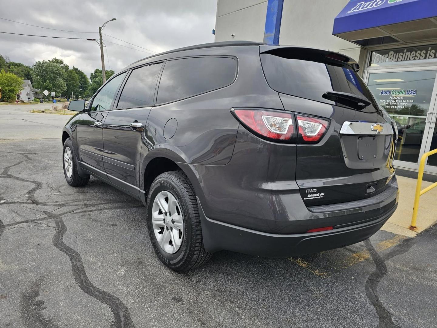 2015 SILVER /GREY Chevrolet Traverse LS AWD w/PDC (1GNKVFED4FJ) with an 3.6L V6 DOHC 24V engine, 6-Speed Automatic transmission, located at 502 South Main Street, Columbia City, IN, 46725, (260) 244-4645, 41.151382, -85.490578 - Photo#3