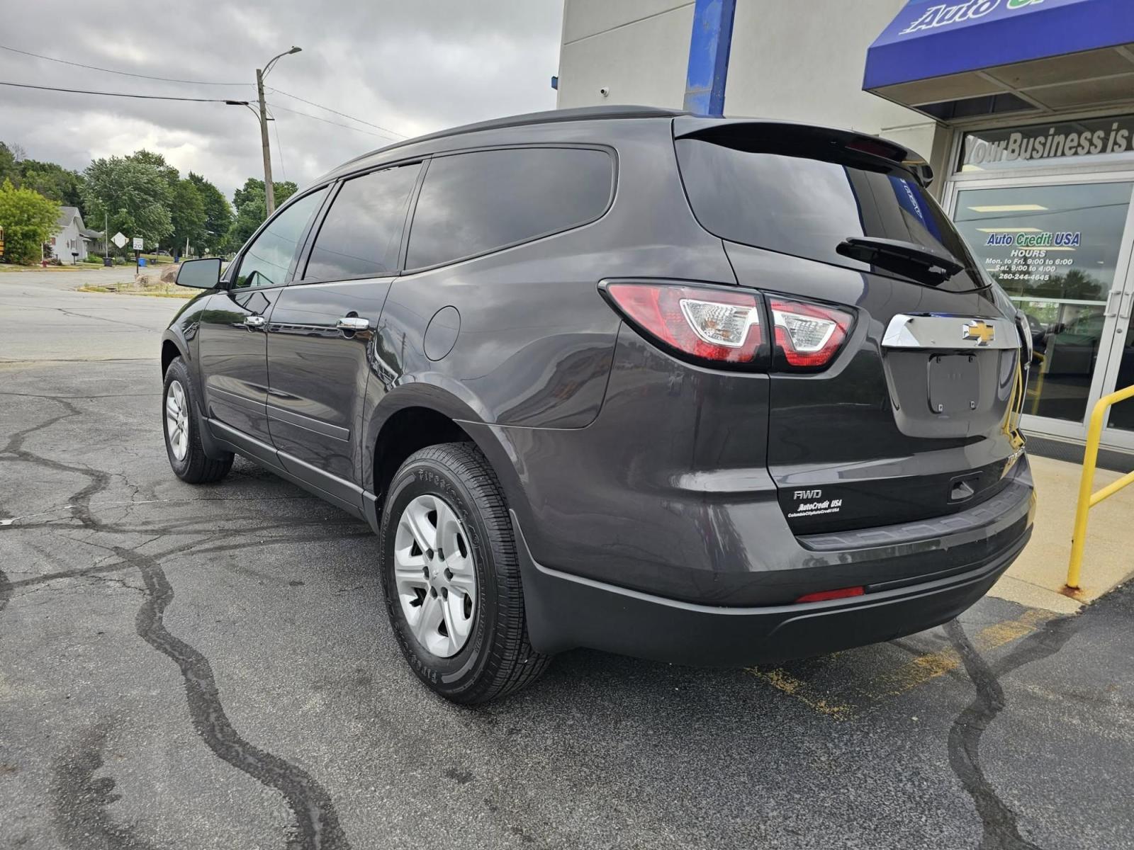 2015 SILVER /GREY Chevrolet Traverse LS AWD w/PDC (1GNKVFED4FJ) with an 3.6L V6 DOHC 24V engine, 6-Speed Automatic transmission, located at 100 West Coliseum Boulevard, Fort Wayne, IN, 46805, (260) 471-0567, 41.119961, -85.140312 - Photo#3