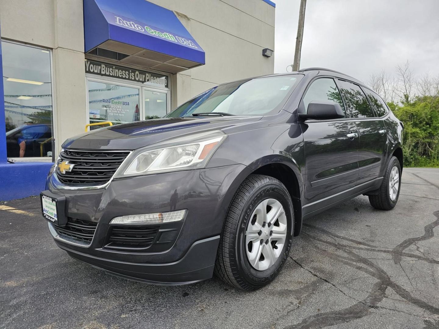 2015 SILVER /GREY Chevrolet Traverse LS AWD w/PDC (1GNKVFED4FJ) with an 3.6L V6 DOHC 24V engine, 6-Speed Automatic transmission, located at 502 South Main Street, Columbia City, IN, 46725, (260) 244-4645, 41.151382, -85.490578 - Photo#0