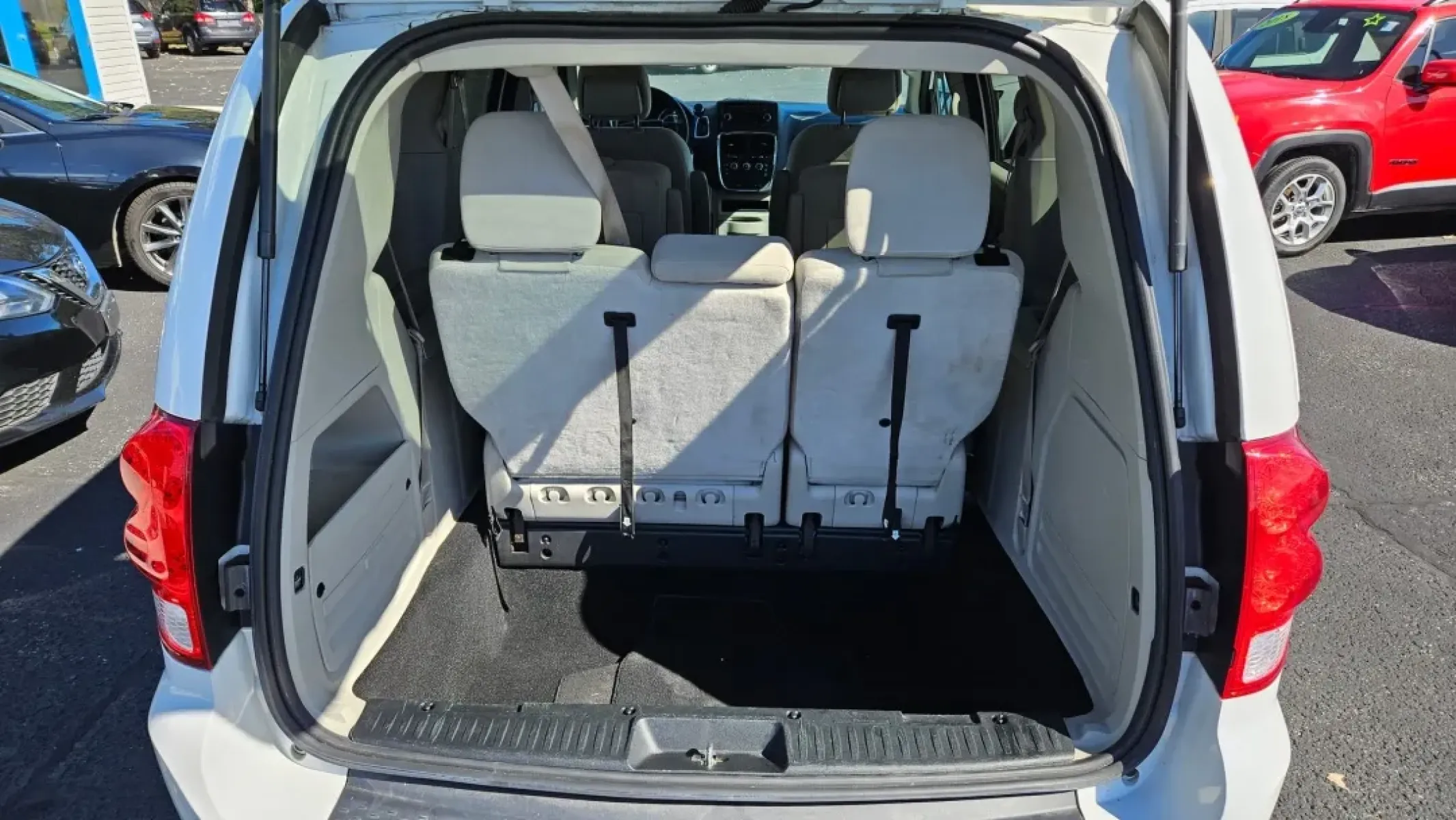 2016 Dodge Grand Caravan (2C4RDGBG1GR) with an Other engine, located at 5744 Central Avenue, Toledo, OH, 43615, (419) 724-0130, 41.676781, -83.682137 - **Discover the Ultimate Family Companion: 2016 Dodge Grand Caravan in Toledo, OH!**<br /> <br /> Are you ready to elevate your family's adventures? Whether you're shuttling the kids to soccer practice, planning a weekend getaway, or simply running errands around town, the 2016 Dodge Grand Caravan is - Photo#4