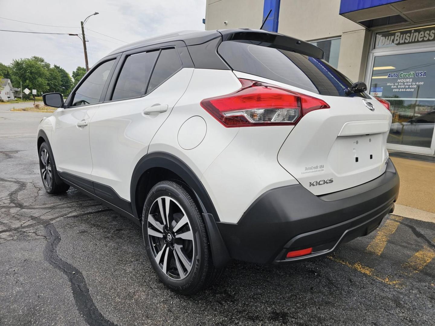 2019 WHITE /BLACK Nissan Kicks S (3N1CP5CU0KL) with an 1.6L L4 engine, CVT transmission, located at 502 South Main Street, Columbia City, IN, 46725, (260) 244-4645, 41.151382, -85.490578 - Photo#3