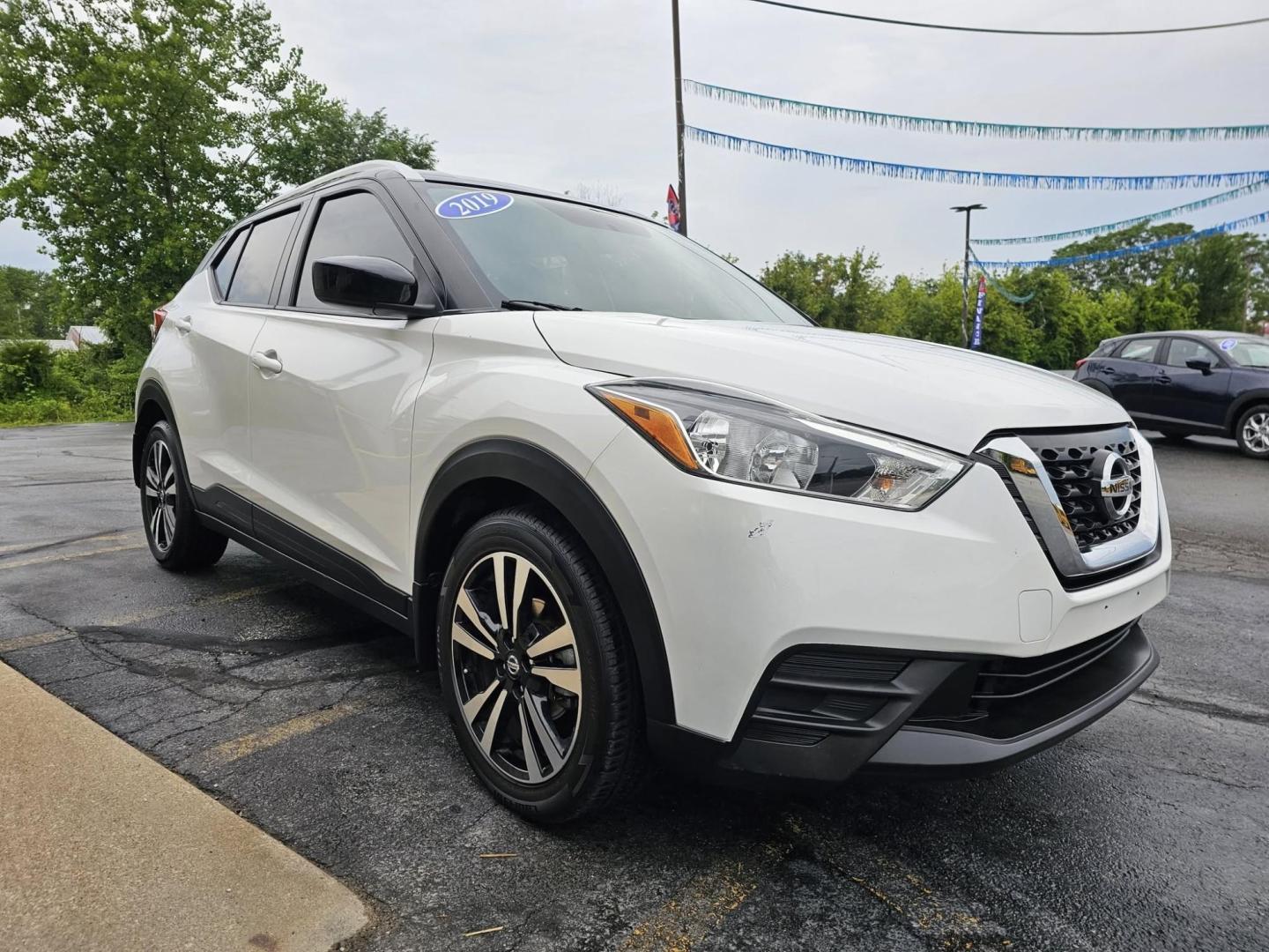 2019 WHITE /BLACK Nissan Kicks S (3N1CP5CU0KL) with an 1.6L L4 engine, CVT transmission, located at 502 South Main Street, Columbia City, IN, 46725, (260) 244-4645, 41.151382, -85.490578 - Photo#1