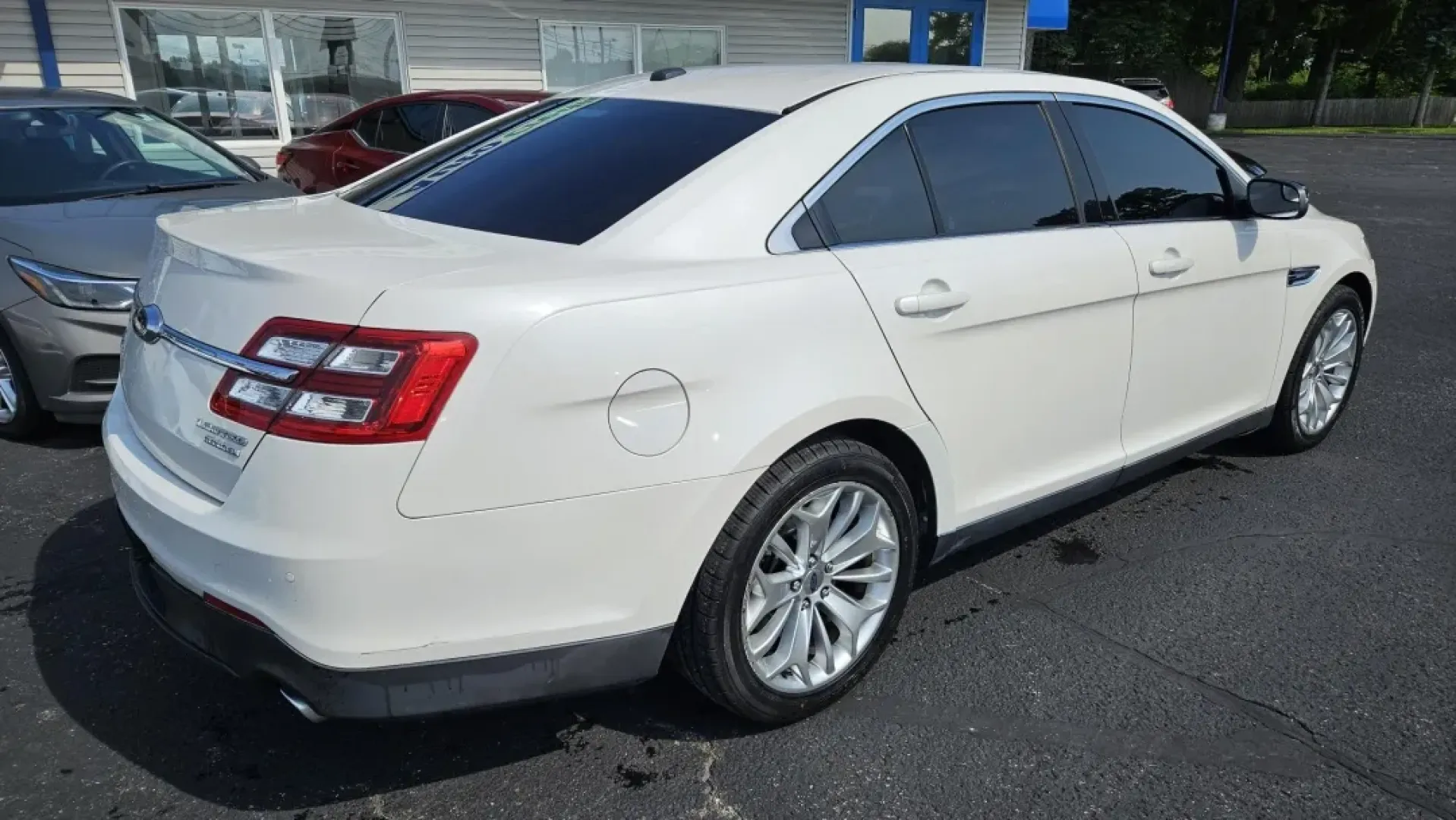 2016 Ford TAURUS LIMITED (1FAHP2F89GG) with an Other engine, located at 5744 Central Avenue, Toledo, OH, 43615, (419) 724-0130, 41.676781, -83.682137 - Are you searching for a dependable sedan that seamlessly fits into your busy lifestyle? Look no further! At Auto Credit, located at 5744 Central Avenue in Toledo, OH, we proudly present the 2016 Ford Taurus Limited-a perfect blend of comfort, style, and reliability. This sedan is an excellent choice - Photo#3