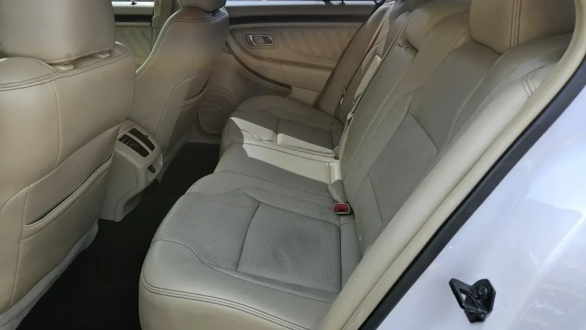 2016 Ford TAURUS LIMITED (1FAHP2F89GG) with an Other engine, located at 5744 Central Avenue, Toledo, OH, 43615, (419) 724-0130, 41.676781, -83.682137 - Are you searching for a dependable sedan that seamlessly fits into your busy lifestyle? Look no further! At Auto Credit, located at 5744 Central Avenue in Toledo, OH, we proudly present the 2016 Ford Taurus Limited-a perfect blend of comfort, style, and reliability. This sedan is an excellent choice - Photo#9