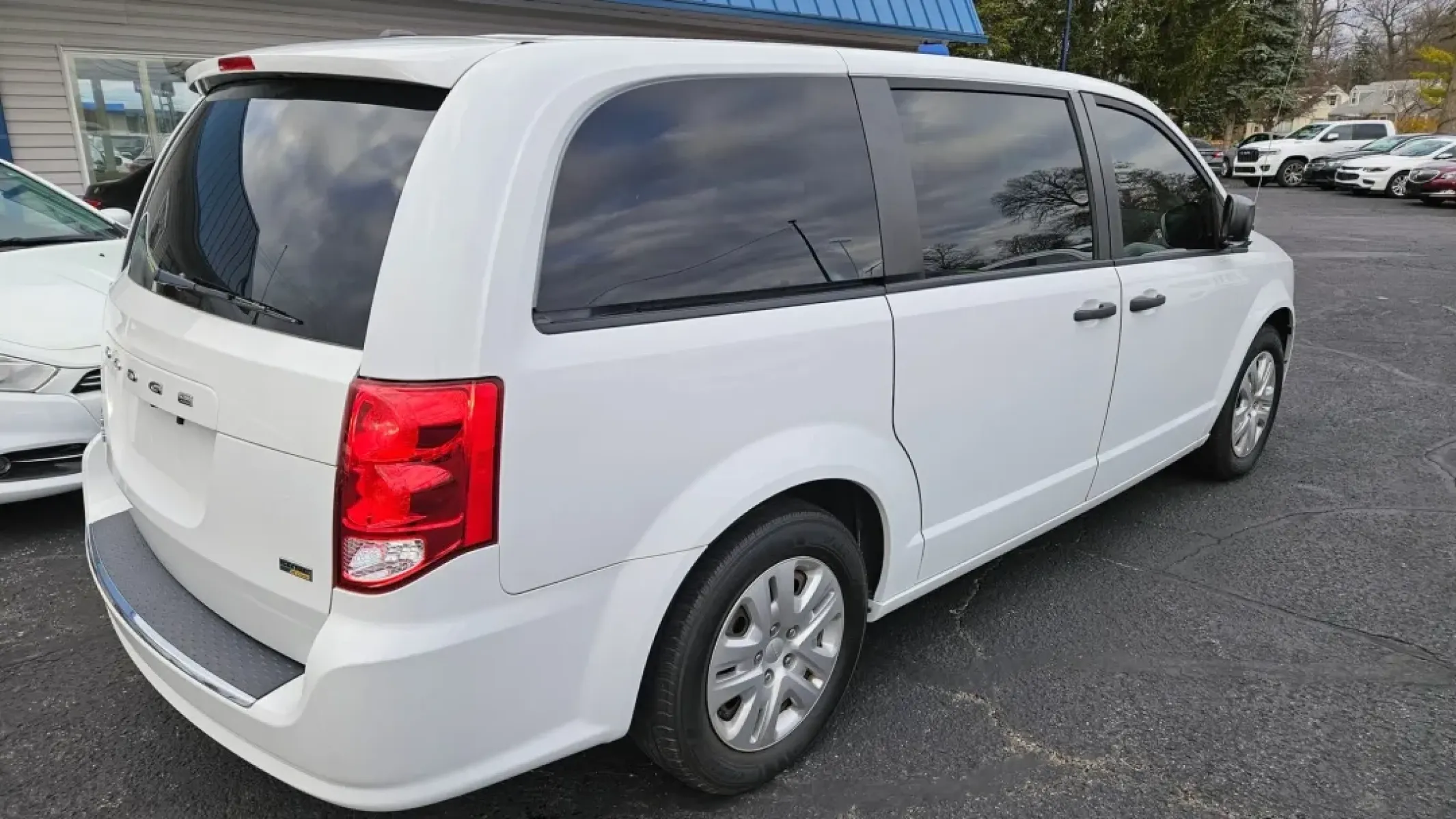 2019 Dodge Grand Caravan (2C4RDGBG3KR) with an Other engine, located at 5744 Central Avenue, Toledo, OH, 43615, (419) 724-0130, 41.676781, -83.682137 - **Elevate Your Family Adventures with the 2019 Dodge Grand Caravan Perfect for Growing Families!**<br /> <br /> Searching for a reliable vehicle that seamlessly fits into your bustling family lifestyle? Look no further than the 2019 Dodge Grand Caravan, available now at Auto Credit in Toledo, Ohio. - Photo#3