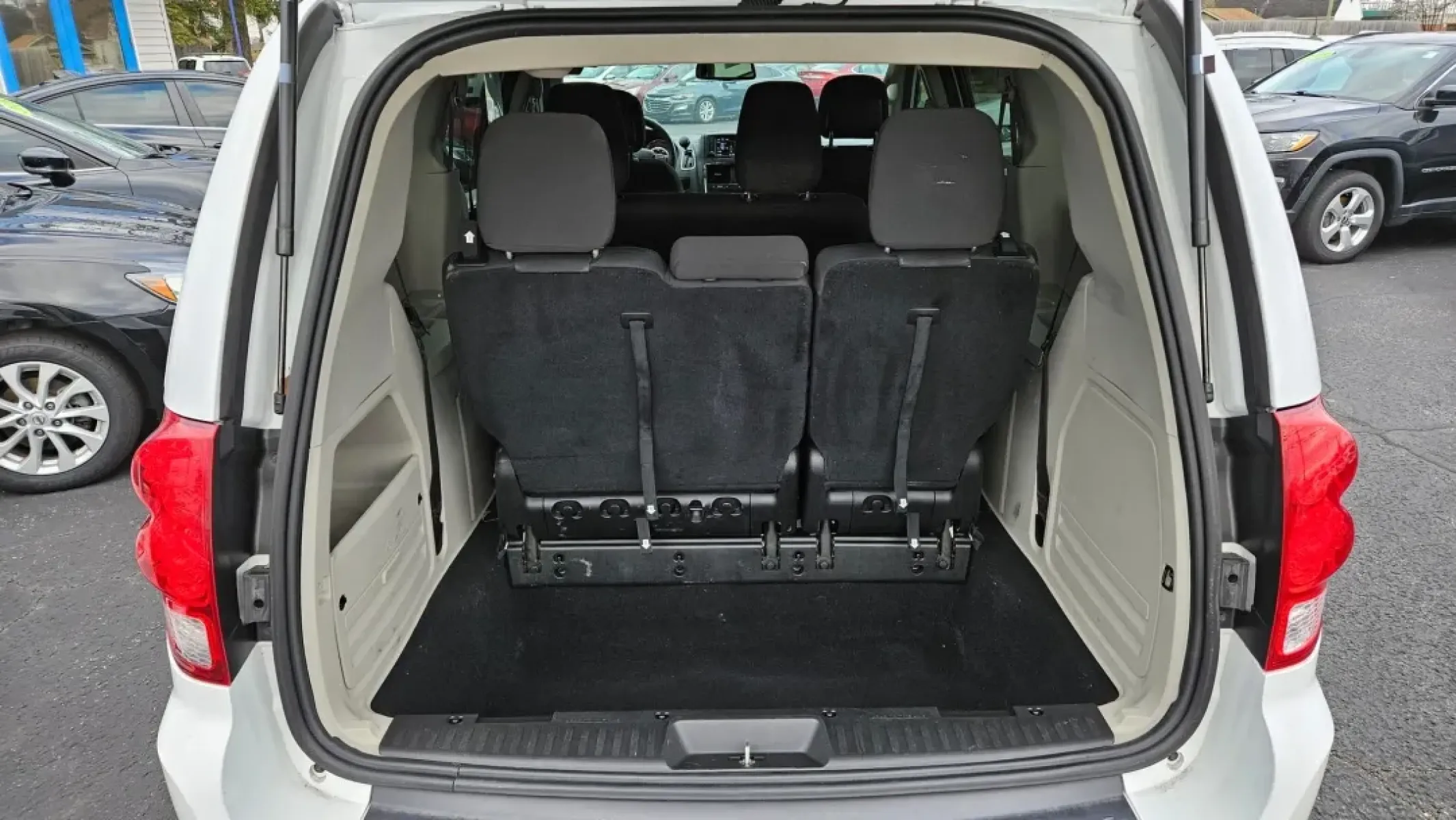 2019 Dodge Grand Caravan (2C4RDGBG3KR) with an Other engine, located at 5744 Central Avenue, Toledo, OH, 43615, (419) 724-0130, 41.676781, -83.682137 - **Elevate Your Family Adventures with the 2019 Dodge Grand Caravan Perfect for Growing Families!**<br /> <br /> Searching for a reliable vehicle that seamlessly fits into your bustling family lifestyle? Look no further than the 2019 Dodge Grand Caravan, available now at Auto Credit in Toledo, Ohio. - Photo#4