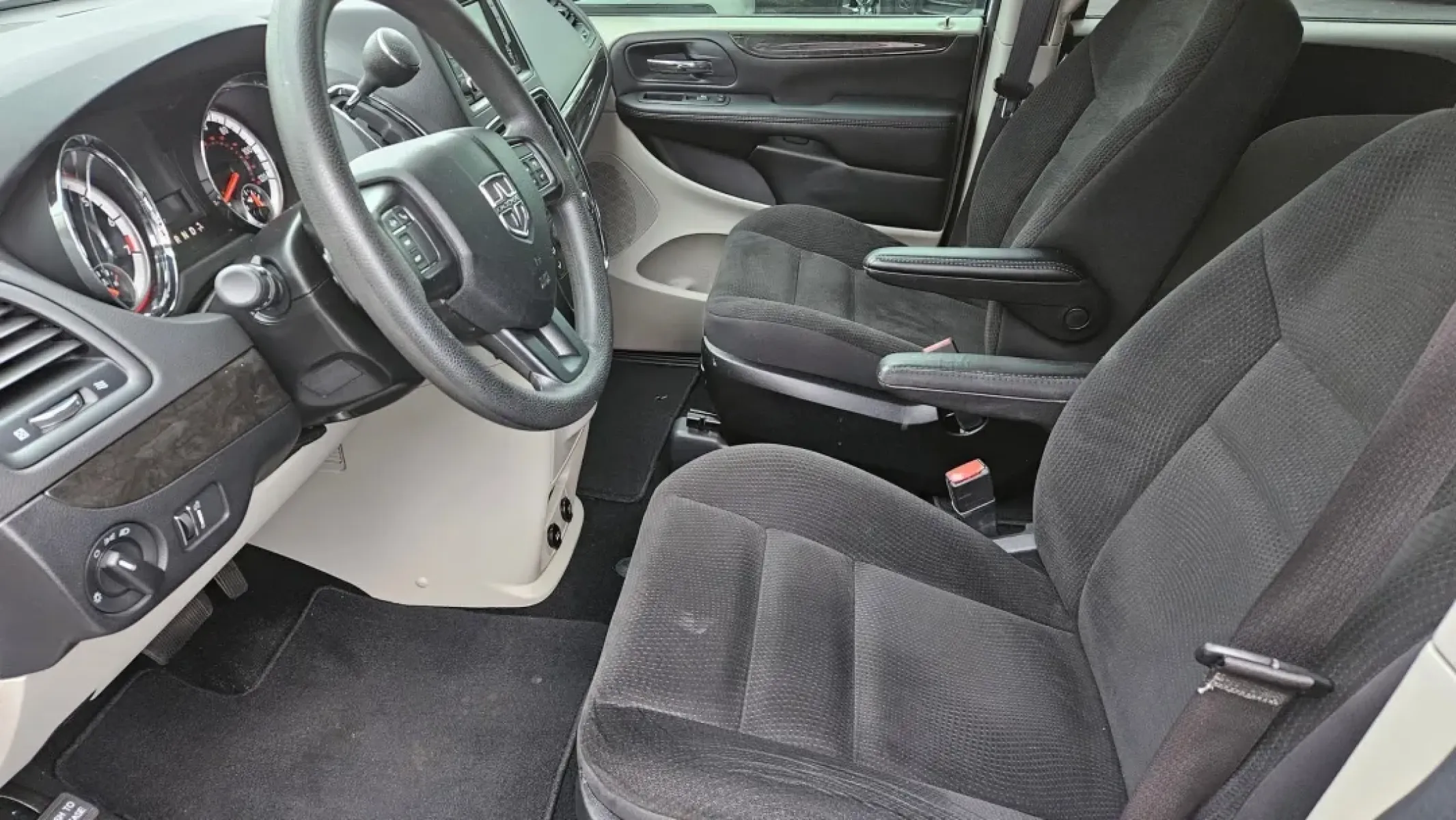 2019 Dodge Grand Caravan (2C4RDGBG3KR) with an Other engine, located at 5744 Central Avenue, Toledo, OH, 43615, (419) 724-0130, 41.676781, -83.682137 - **Elevate Your Family Adventures with the 2019 Dodge Grand Caravan Perfect for Growing Families!**<br /> <br /> Searching for a reliable vehicle that seamlessly fits into your bustling family lifestyle? Look no further than the 2019 Dodge Grand Caravan, available now at Auto Credit in Toledo, Ohio. - Photo#5
