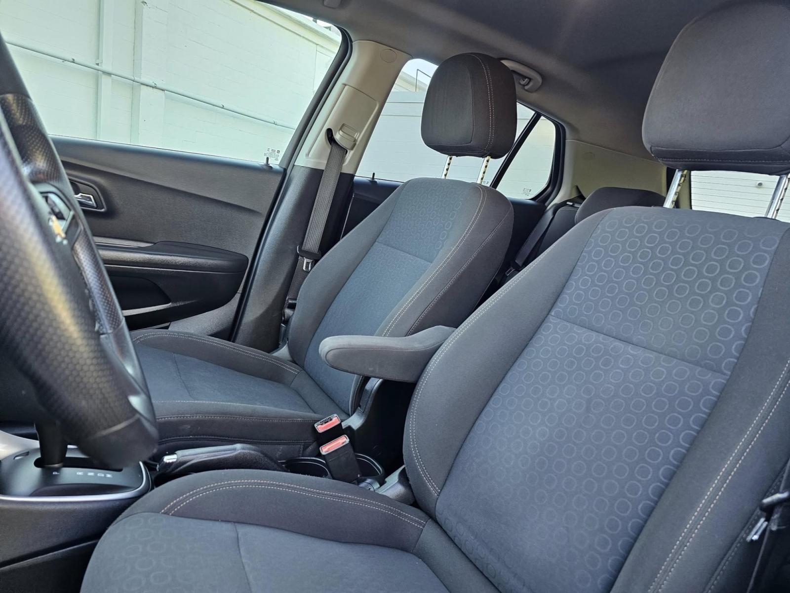 2020 WHITE /BLACK Chevrolet Trax LS FWD (KL7CJKSB9LB) with an 1.4L L4 DOHC 16V engine, 6A transmission, located at 502 South Main Street, Columbia City, IN, 46725, (260) 244-4645, 41.151382, -85.490578 - Photo#5