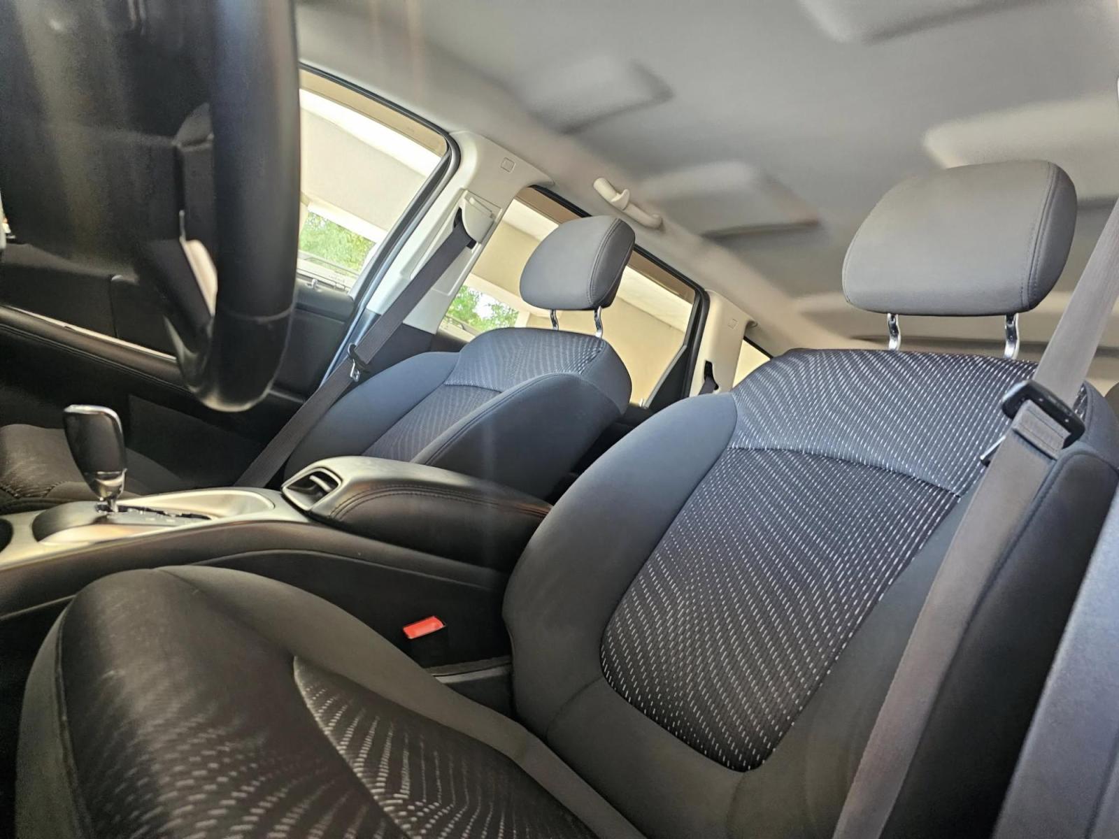 2018 SILVER /black Dodge Journey SE (3C4PDCAB2JT) with an 2.4L L4 DOHC 16V engine, 4A transmission, located at 502 South Main Street, Columbia City, IN, 46725, (260) 244-4645, 41.151382, -85.490578 - Photo#6