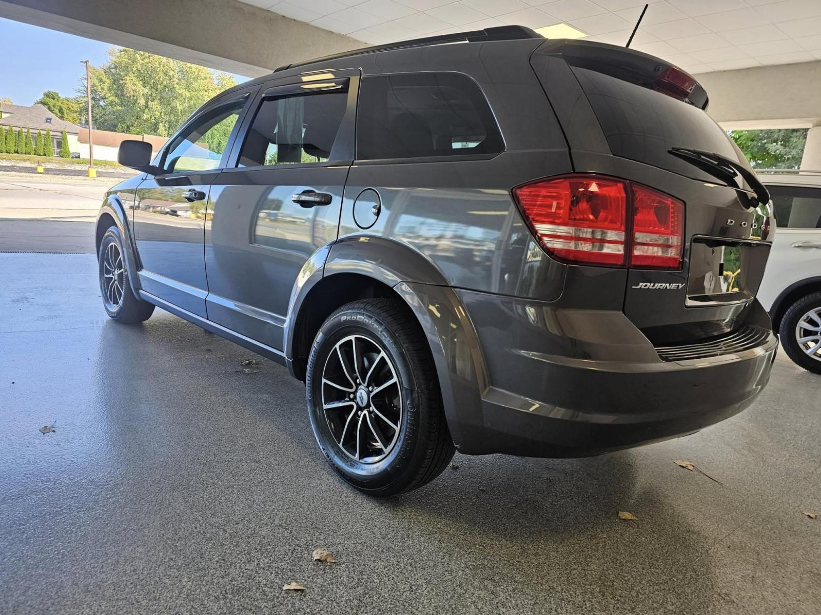 2018 SILVER /black Dodge Journey SE (3C4PDCAB2JT) with an 2.4L L4 DOHC 16V engine, 4A transmission, located at 502 South Main Street, Columbia City, IN, 46725, (260) 244-4645, 41.151382, -85.490578 - Photo#2