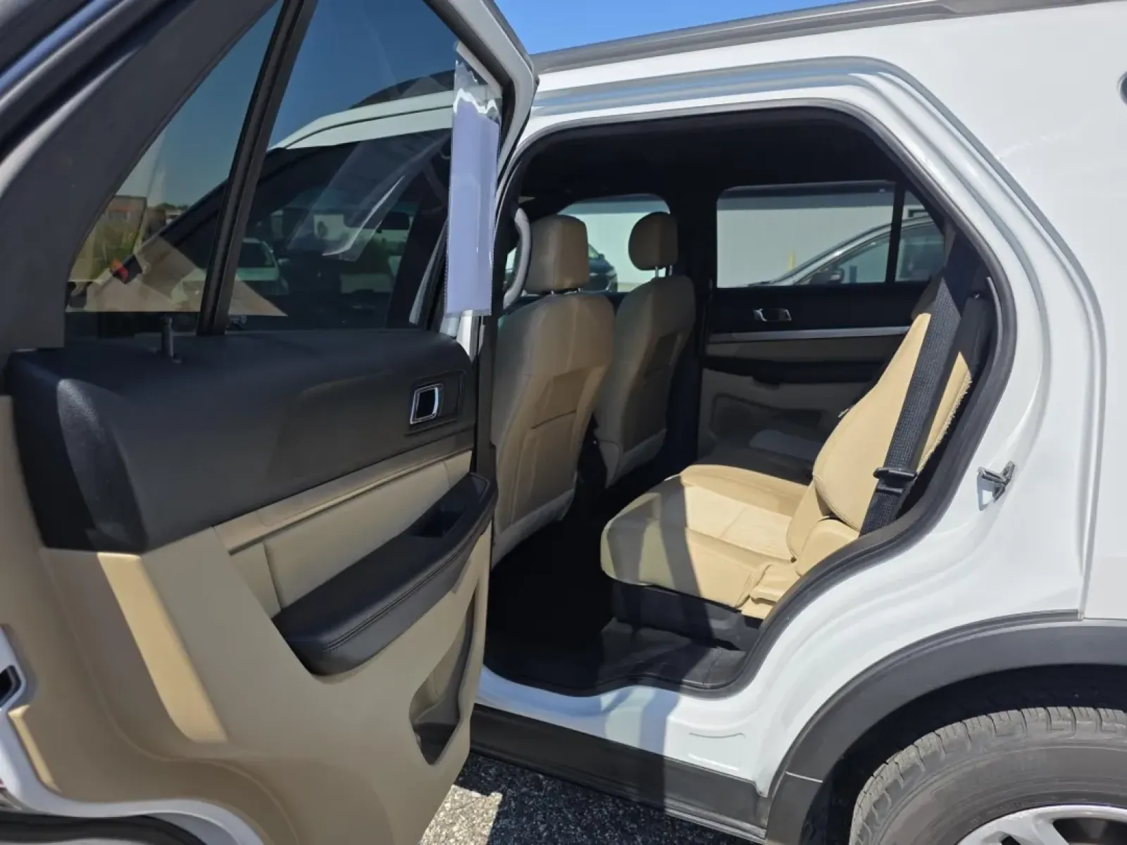 2017 Ford EXPLORER BASE (1FM5K7B81HG) with an Other engine, located at 15 Petro Dr, Warsaw, IN, 46582, (574) 306-0055, 41.273563, -85.857544 - Are you on the hunt for a versatile vehicle that can effortlessly adapt to your lifestyle? Look no further! The 2017 Ford Explorer Base is the perfect solution for growing families, thrill-seekers planning weekend adventures, or anyone who enjoys the freedom of the open road. This spacious 4-door wa - Photo#5