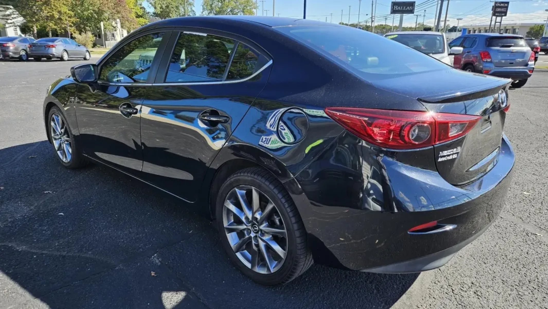 2018 Mazda MAZDA3 TOURING (3MZBN1V30JM) with an Other engine, located at 5744 Central Avenue, Toledo, OH, 43615, (419) 724-0130, 41.676781, -83.682137 - Are you seeking an ideal vehicle for your daily commute or weekend adventures without the pressure of high monthly payments? Look no further than this sleek 2018 Mazda MAZDA3 Touring, available now at Auto Credit in Toledo, OH. Designed for budget-conscious buyers, this sedan combines style, comfort - Photo#2
