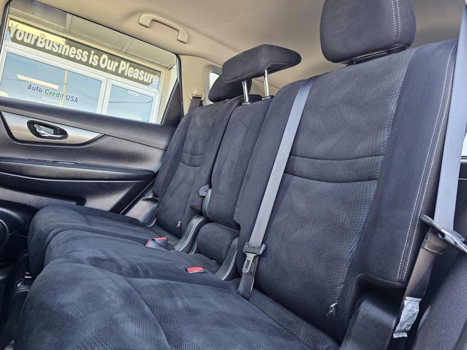 2016 SILVER /BLACK Nissan Rogue S 2WD (JN8AT2MT7GW) with an 2.5L L4 DOHC 16V engine, CVT transmission, located at 502 South Main Street, Columbia City, IN, 46725, (260) 244-4645, 41.151382, -85.490578 - Photo#4