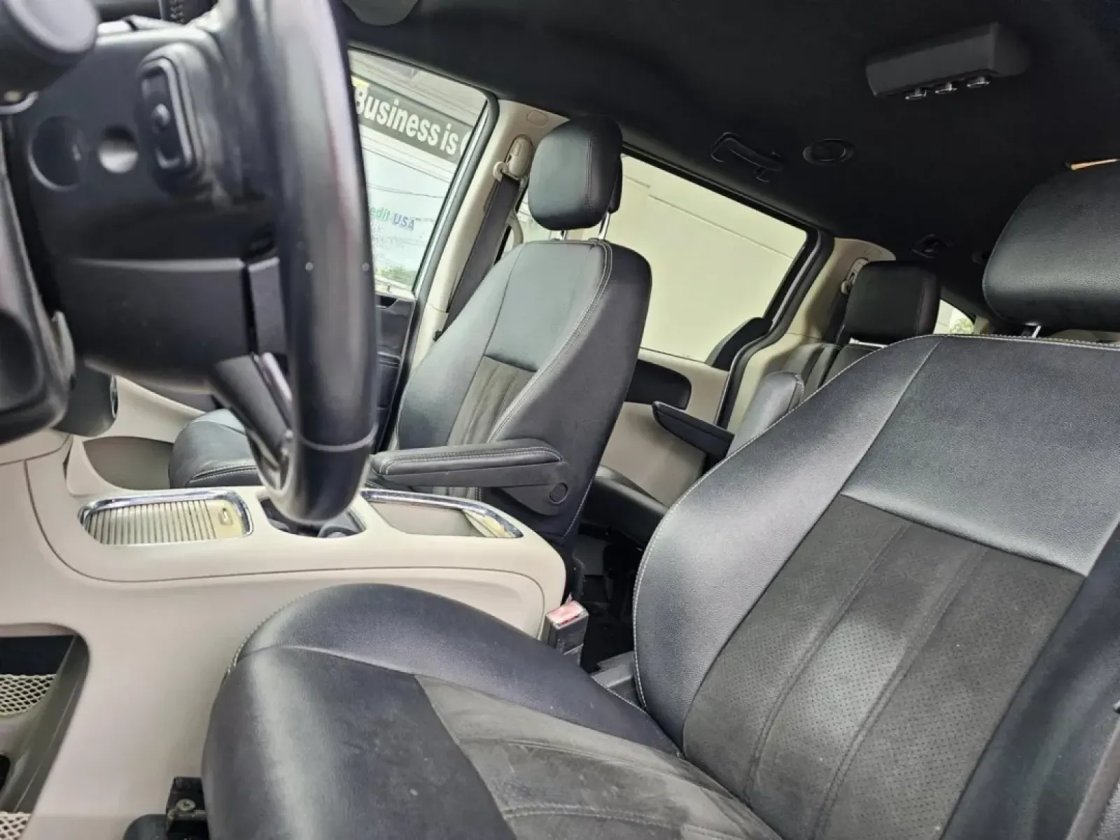 2017 SILVER Dodge Grand Caravan (2C4RDGCG6HR) with an Other engine, located at 502 South Main Street, Columbia City, IN, 46725, (260) 244-4645, 41.151382, -85.490578 - Are you looking for a reliable vehicle that can handle everything from family road trips to daily commutes? Look no further! The 2017 Dodge Grand Caravan is the ultimate family-friendly van, perfect for those who prioritize space and comfort while navigating the demands of a busy lifestyle. With its - Photo#3