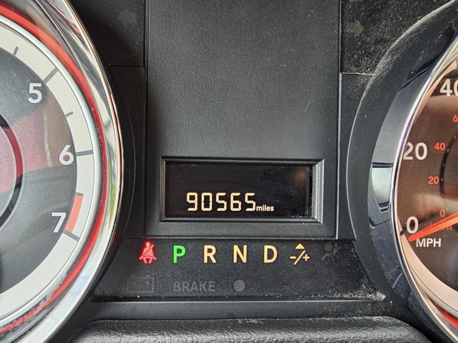 2017 SILVER /BLACK Dodge Grand Caravan SXT (2C4RDGCG6HR) with an 3.6L V6 DOHC 24V engine, 6A transmission, located at 502 South Main Street, Columbia City, IN, 46725, (260) 244-4645, 41.151382, -85.490578 - Photo#9