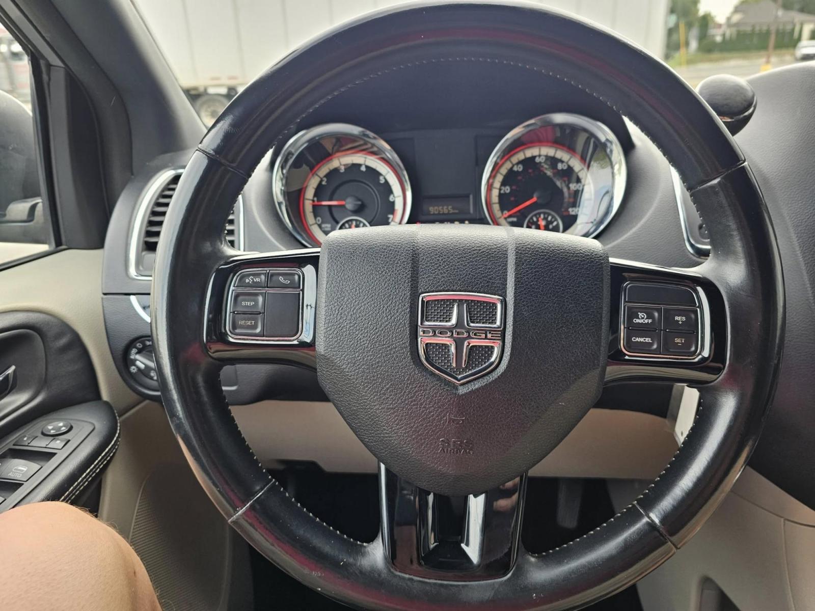 2017 SILVER /BLACK Dodge Grand Caravan SXT (2C4RDGCG6HR) with an 3.6L V6 DOHC 24V engine, 6A transmission, located at 502 South Main Street, Columbia City, IN, 46725, (260) 244-4645, 41.151382, -85.490578 - Photo#8