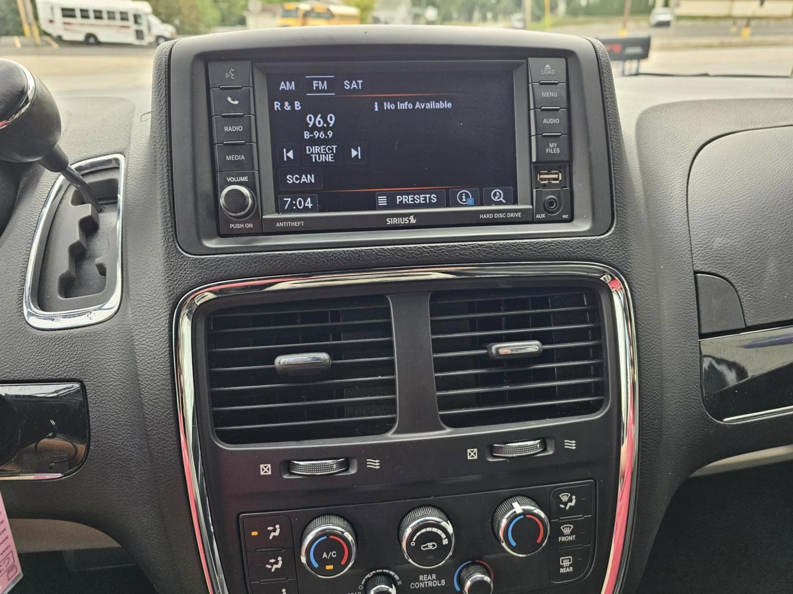 2017 SILVER /BLACK Dodge Grand Caravan SXT (2C4RDGCG6HR) with an 3.6L V6 DOHC 24V engine, 6A transmission, located at 502 South Main Street, Columbia City, IN, 46725, (260) 244-4645, 41.151382, -85.490578 - Photo#7