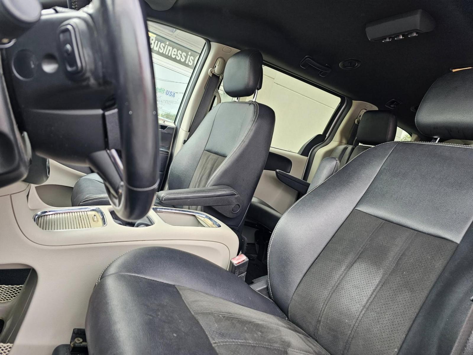 2017 SILVER /BLACK Dodge Grand Caravan SXT (2C4RDGCG6HR) with an 3.6L V6 DOHC 24V engine, 6A transmission, located at 502 South Main Street, Columbia City, IN, 46725, (260) 244-4645, 41.151382, -85.490578 - Photo#6