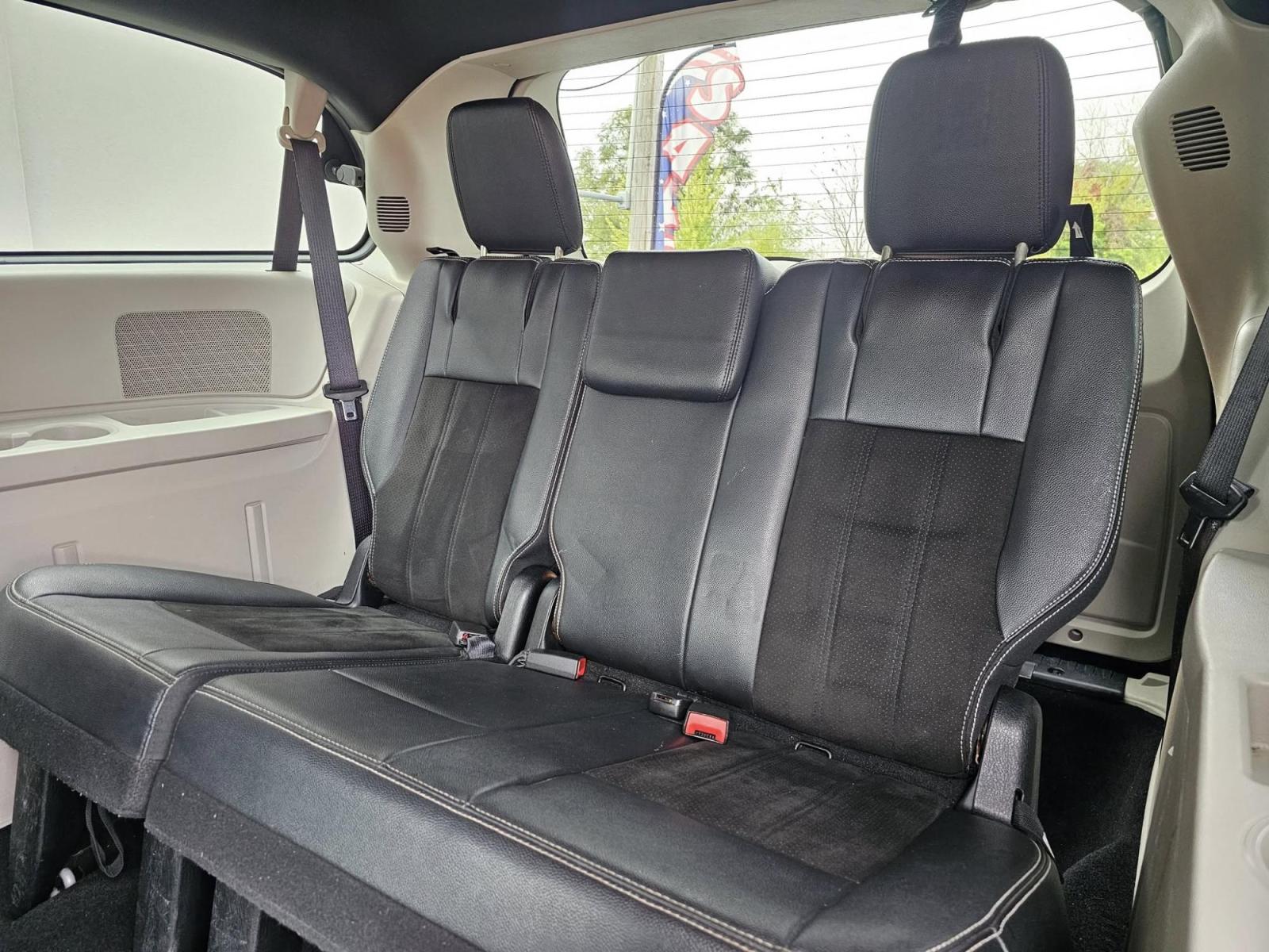 2017 SILVER /BLACK Dodge Grand Caravan SXT (2C4RDGCG6HR) with an 3.6L V6 DOHC 24V engine, 6A transmission, located at 502 South Main Street, Columbia City, IN, 46725, (260) 244-4645, 41.151382, -85.490578 - Photo#4