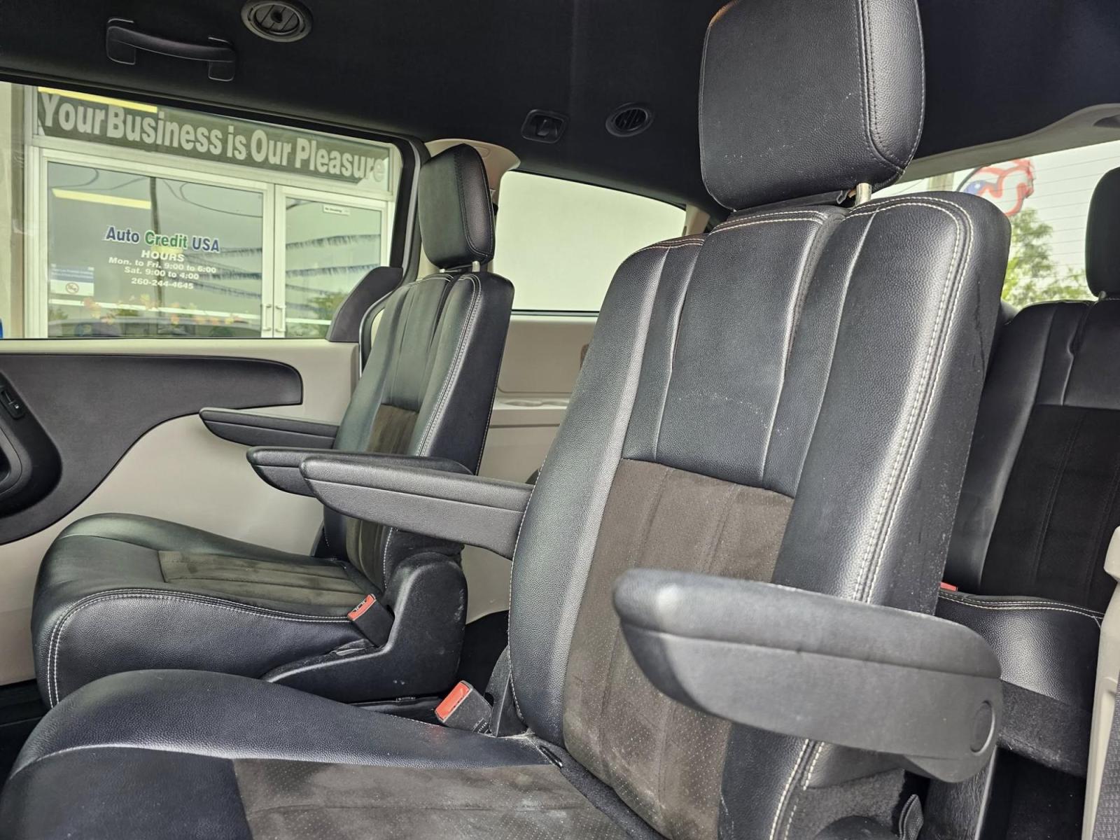 2017 SILVER /BLACK Dodge Grand Caravan SXT (2C4RDGCG6HR) with an 3.6L V6 DOHC 24V engine, 6A transmission, located at 502 South Main Street, Columbia City, IN, 46725, (260) 244-4645, 41.151382, -85.490578 - Photo#5
