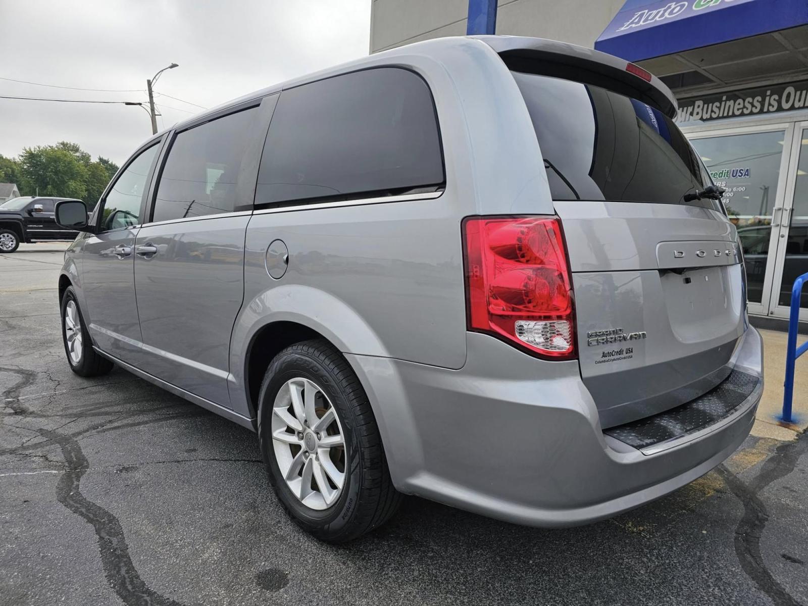 2017 SILVER /BLACK Dodge Grand Caravan SXT (2C4RDGCG6HR) with an 3.6L V6 DOHC 24V engine, 6A transmission, located at 502 South Main Street, Columbia City, IN, 46725, (260) 244-4645, 41.151382, -85.490578 - Photo#3