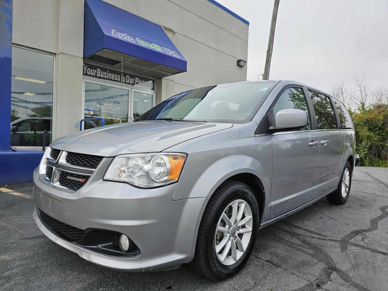 2017 SILVER /BLACK Dodge Grand Caravan SXT (2C4RDGCG6HR) with an 3.6L V6 DOHC 24V engine, 6A transmission, located at 502 South Main Street, Columbia City, IN, 46725, (260) 244-4645, 41.151382, -85.490578 - Photo#0
