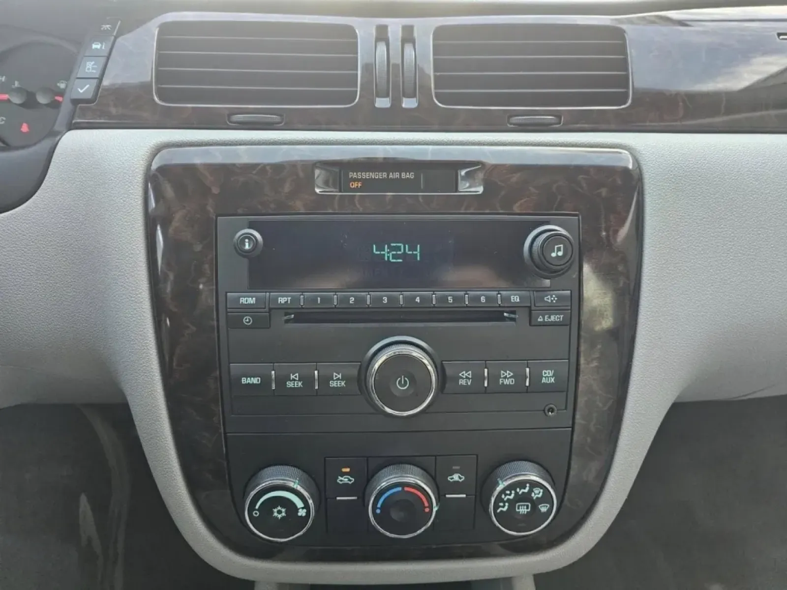 2016 WHITE Chevrolet IMPALA LIMITED LS (2G1WA5E34G1) with an Other engine, located at 502 South Main Street, Columbia City, IN, 46725, (260) 244-4645, 41.151382, -85.490578 - **Experience Comfort and Reliability with the 2016 Chevrolet Impala Limited LS - Perfect for Everyday Adventures!**<br /> <br /> Are you in the market for a dependable sedan that can seamlessly accommodate your daily commute, family outings, or weekend getaways? Look no further than this stylish 201 - Photo#4