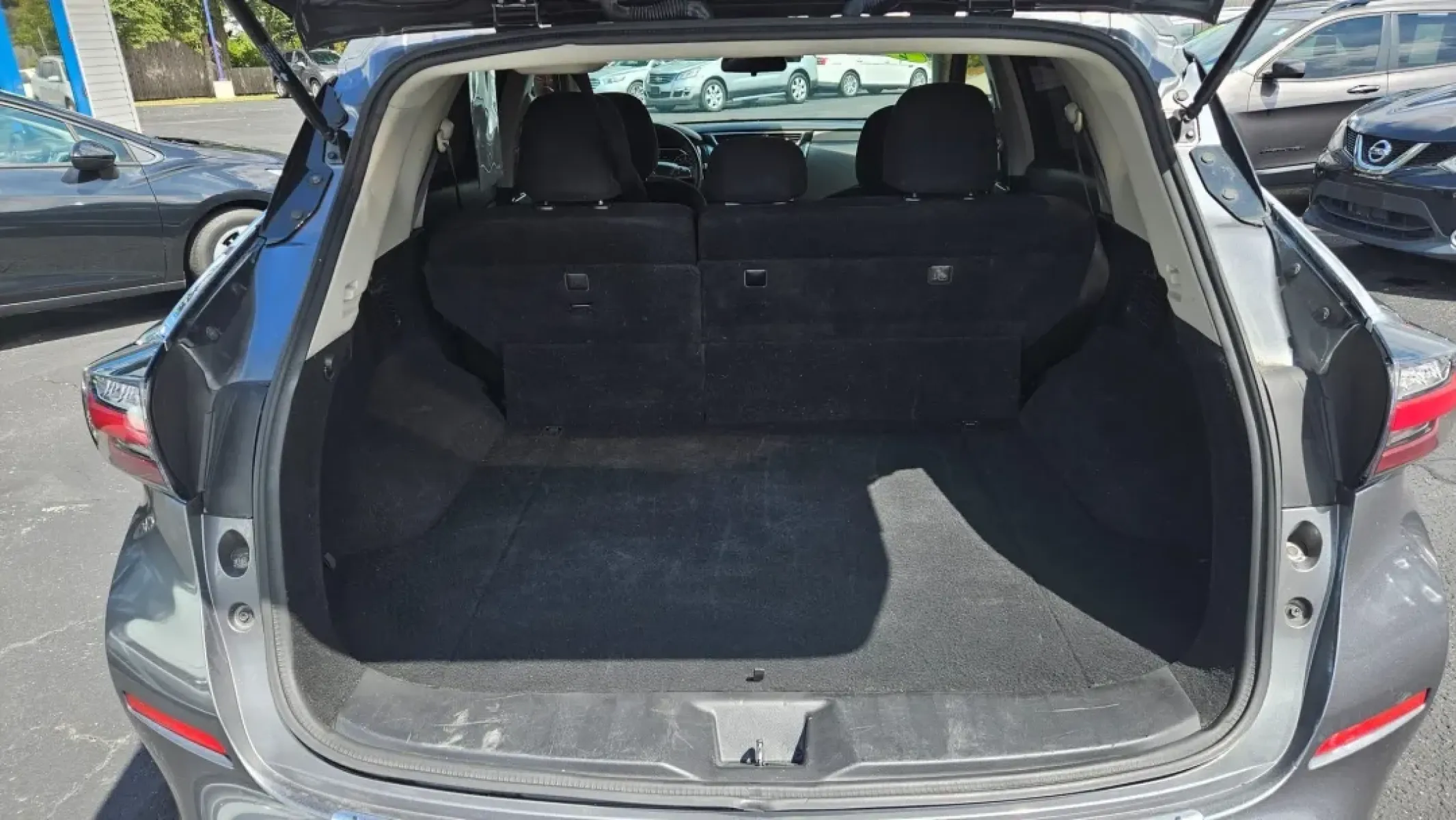 2020 Nissan Murano (5N1AZ2AJ4LN) with an Other engine, located at 5744 Central Avenue, Toledo, OH, 43615, (419) 724-0130, 41.676781, -83.682137 - **Discover Your Next Adventure with the 2020 Nissan Murano at Auto Credit!**<br /> <br /> Are you ready to elevate your family adventures and daily commutes with style and confidence? Look no further than this stunning 2020 Nissan Murano, available now at Auto Credit in Toledo, Ohio! This versatile - Photo#5