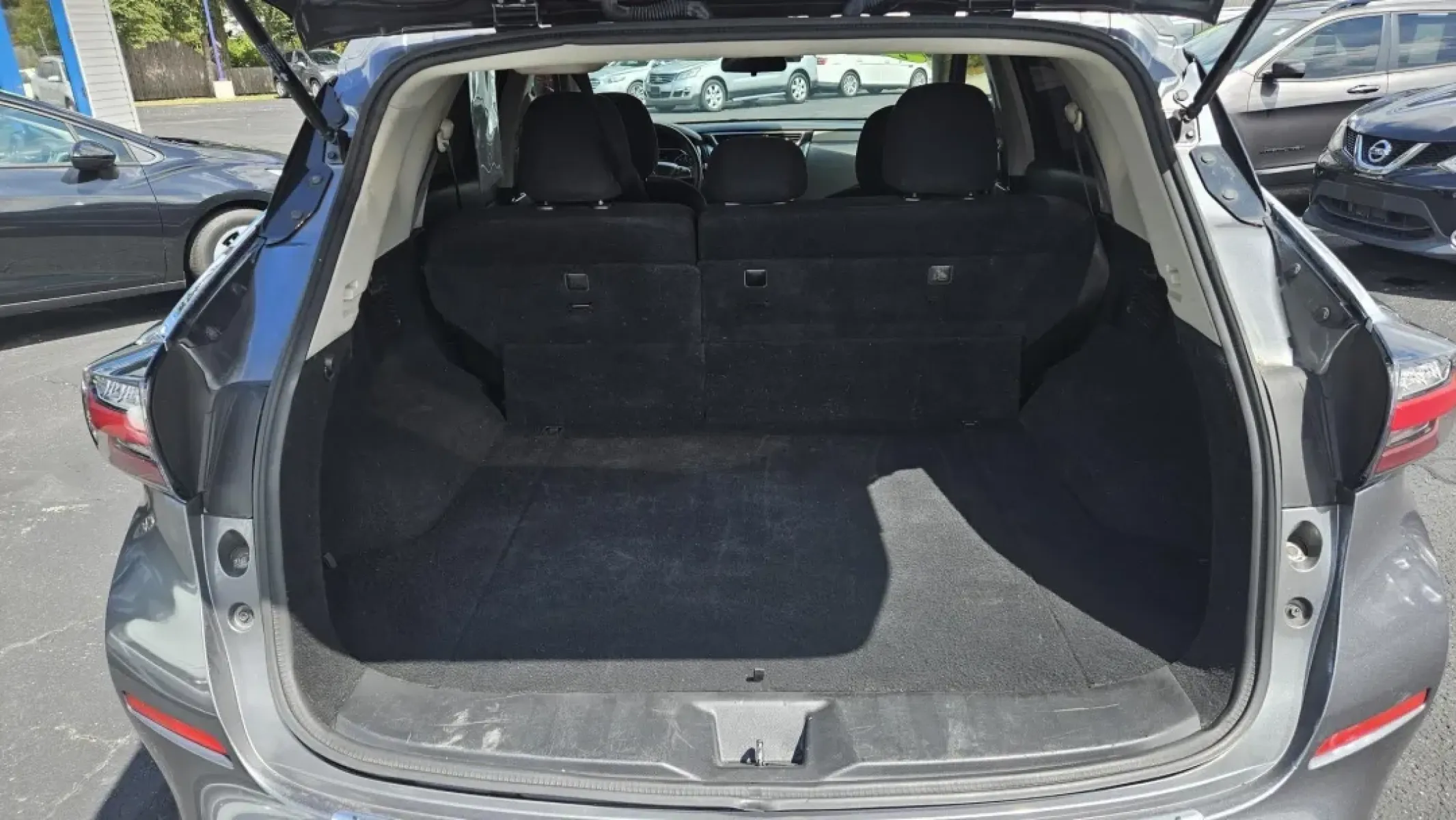 2020 Nissan Murano (5N1AZ2AJ4LN) with an Other engine, located at 5744 Central Avenue, Toledo, OH, 43615, (419) 724-0130, 41.676781, -83.682137 - **Discover Your Next Adventure with the 2020 Nissan Murano at Auto Credit!**<br /> <br /> Are you ready to elevate your family adventures and daily commutes with style and confidence? Look no further than this stunning 2020 Nissan Murano, available now at Auto Credit in Toledo, Ohio! This versatile - Photo#4