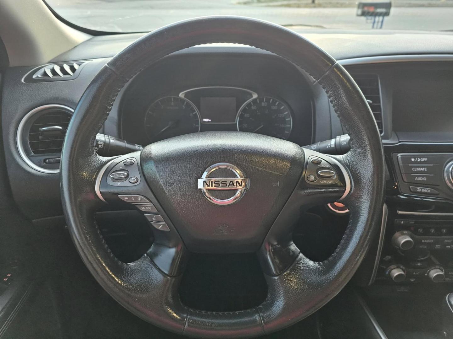 2018 GRAY /BLACK Nissan Pathfinder S 2WD (5N1DR2MN1JC) with an 3.5L V6 DOHC 24V engine, CVT transmission, located at 502 South Main Street, Columbia City, IN, 46725, (260) 244-4645, 41.151382, -85.490578 - Photo#8