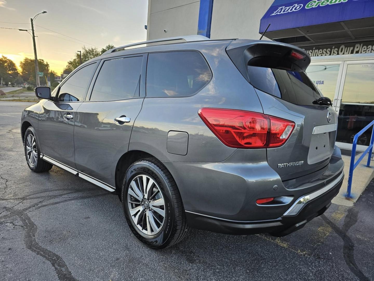 2018 GRAY /BLACK Nissan Pathfinder S 2WD (5N1DR2MN1JC) with an 3.5L V6 DOHC 24V engine, CVT transmission, located at 502 South Main Street, Columbia City, IN, 46725, (260) 244-4645, 41.151382, -85.490578 - Photo#3